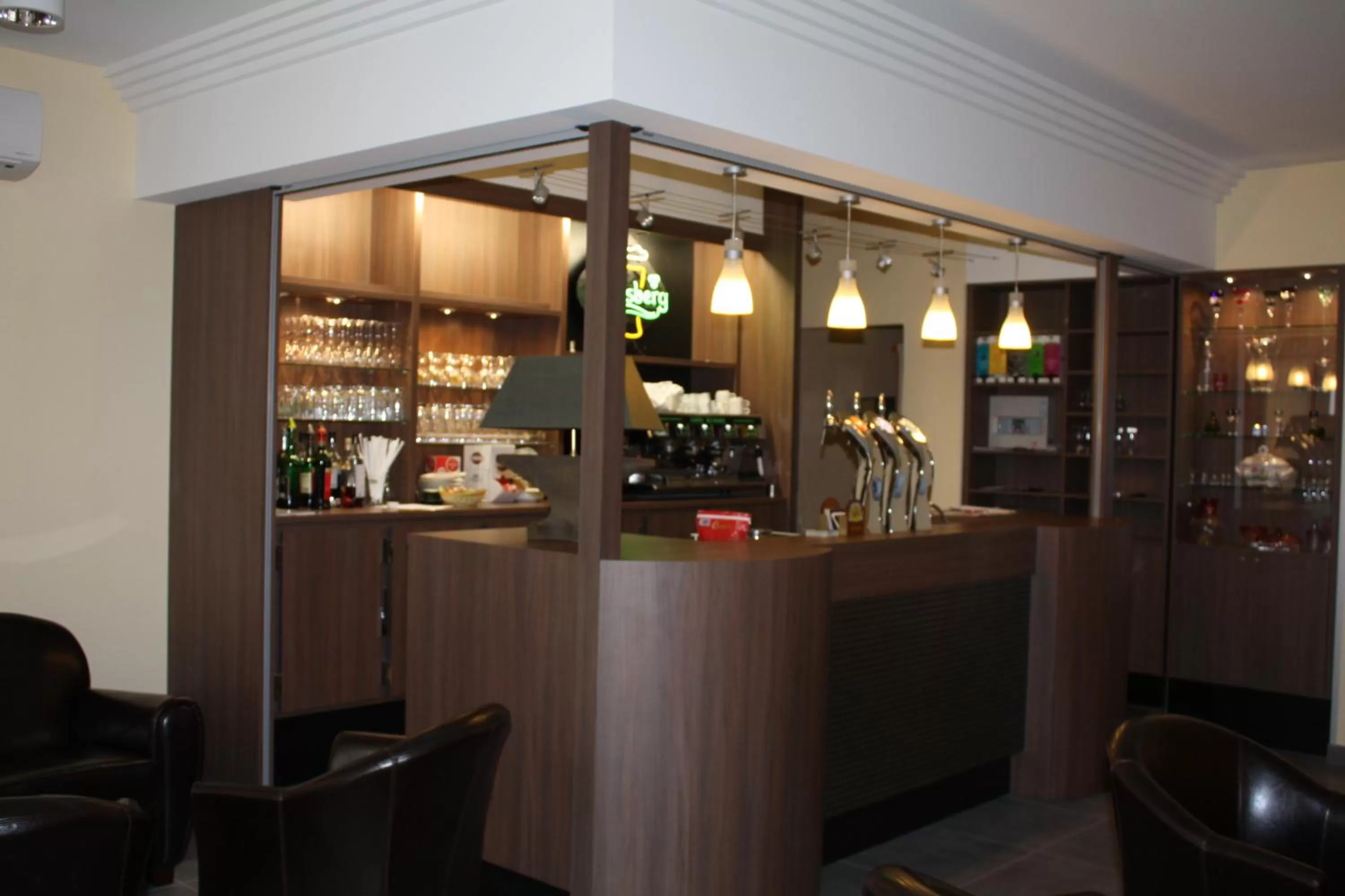 Lounge or bar in Logis Hôtel- Restaurant La Renaissance