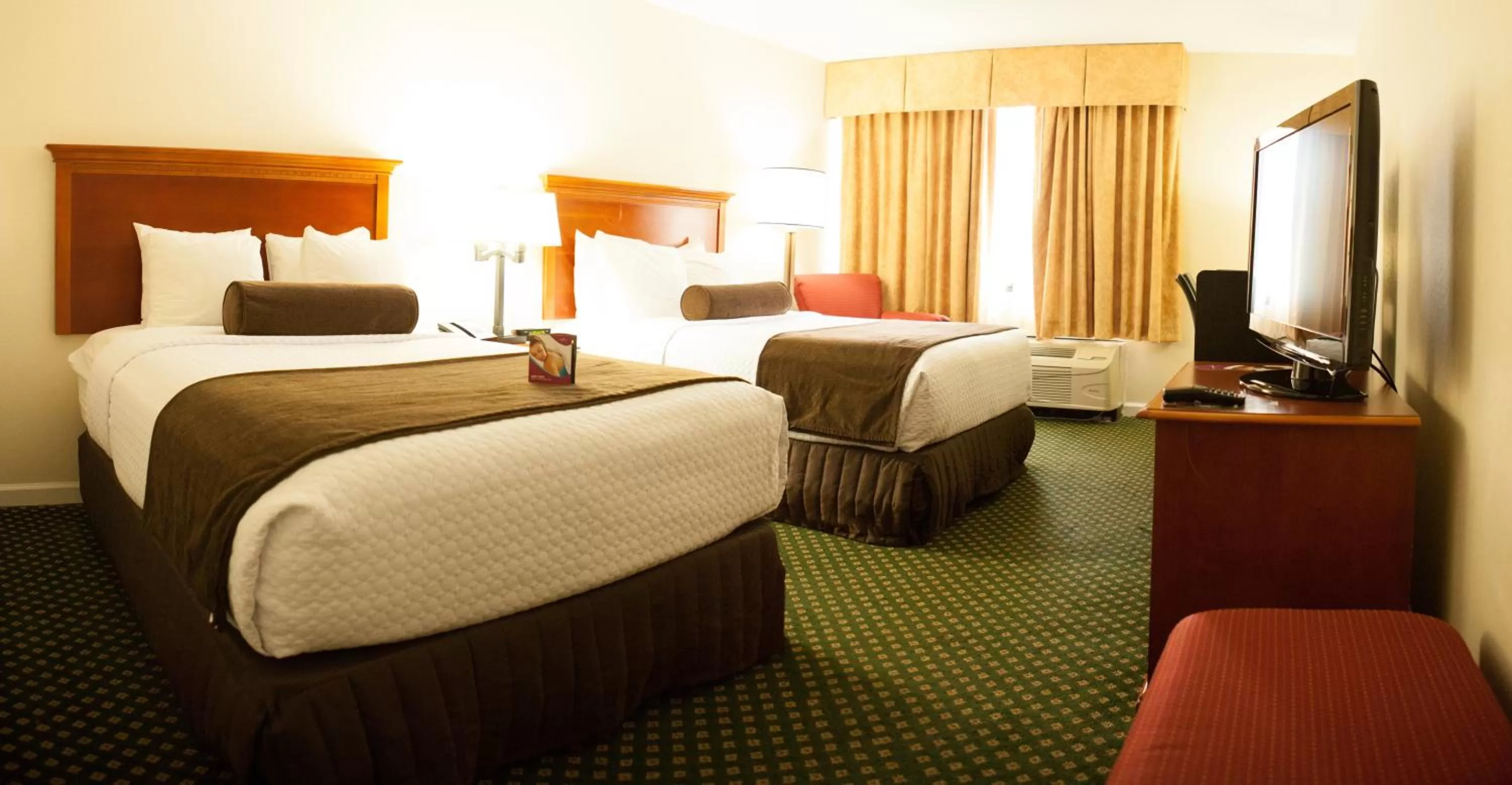 Photo of the whole room, Bed in Crowne Plaza Hotel Hickory by IHG