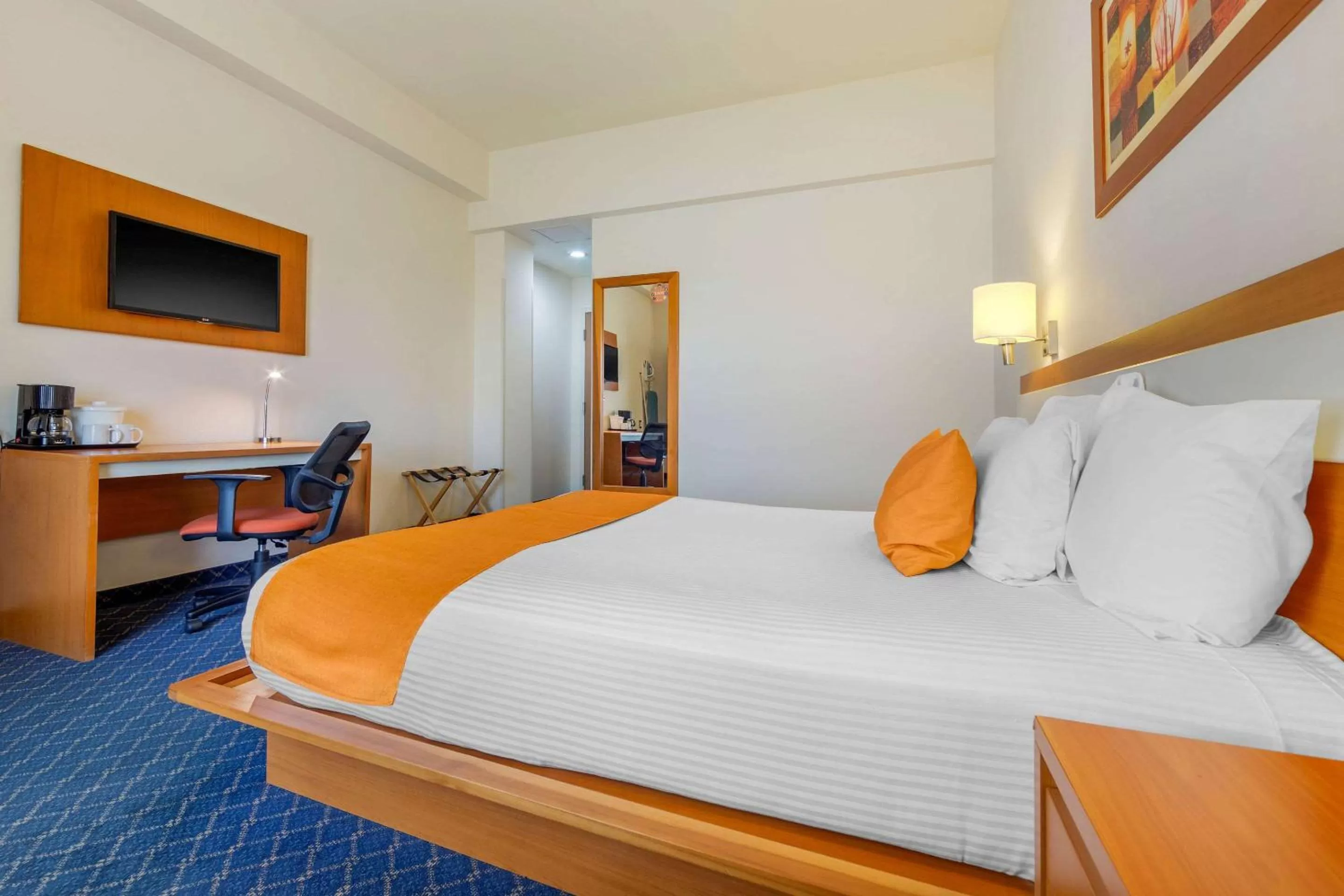 Photo of the whole room, Bed in Greenwood Hotel Torreón