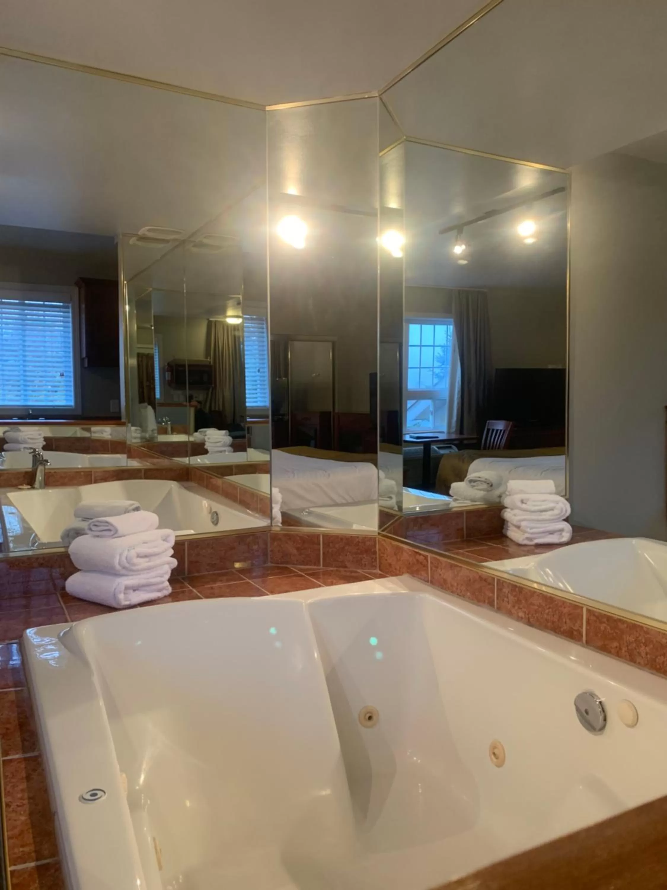 Bath in Hotel and Suites Les Laurentides