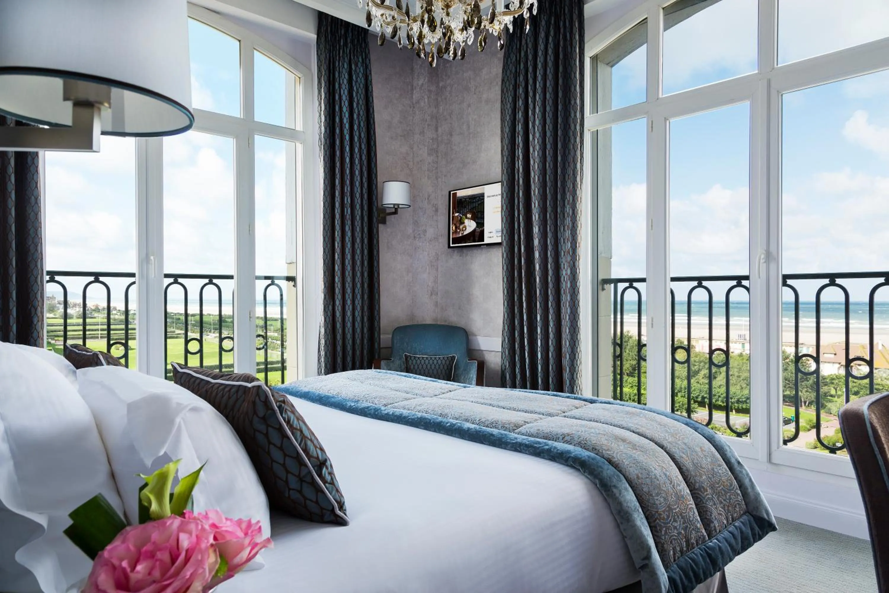 Bedroom, Bed in Hôtel Barrière Le Royal Deauville