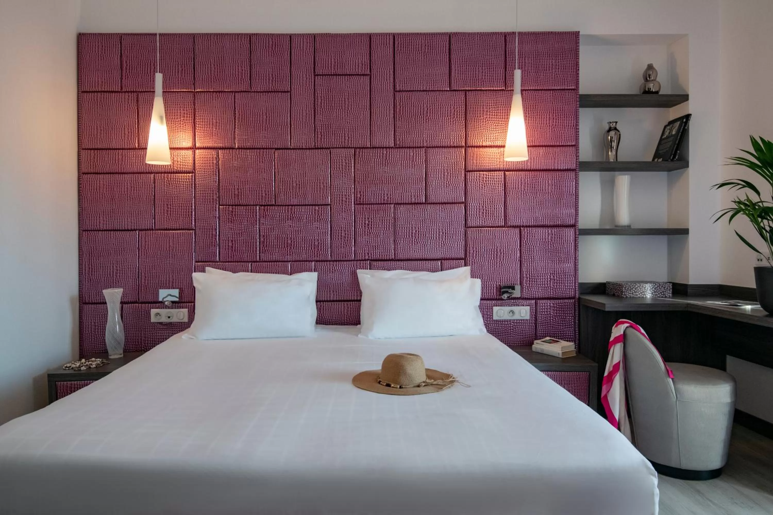 Bedroom, Bed in GOLDEN TULIP CANNES HOTEL de PARIS