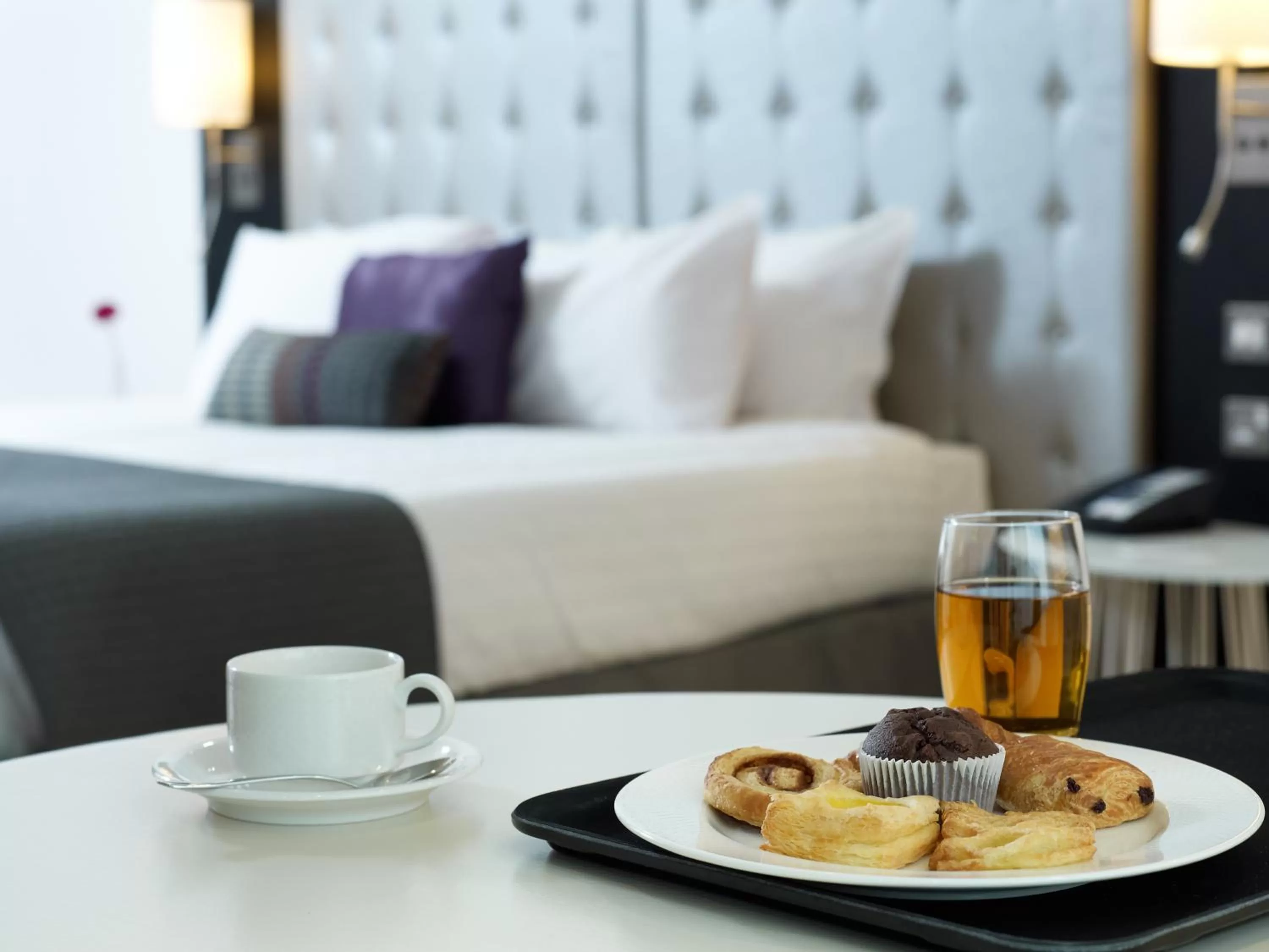 Bed in Radisson Blu Hotel East Midlands Airport