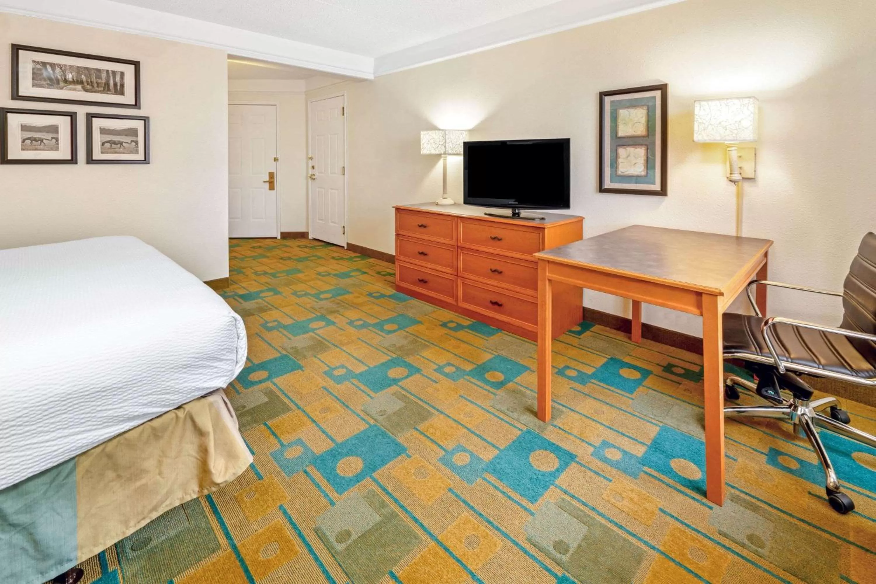 Photo of the whole room, Bed in La Quinta by Wyndham Salt Lake City Airport