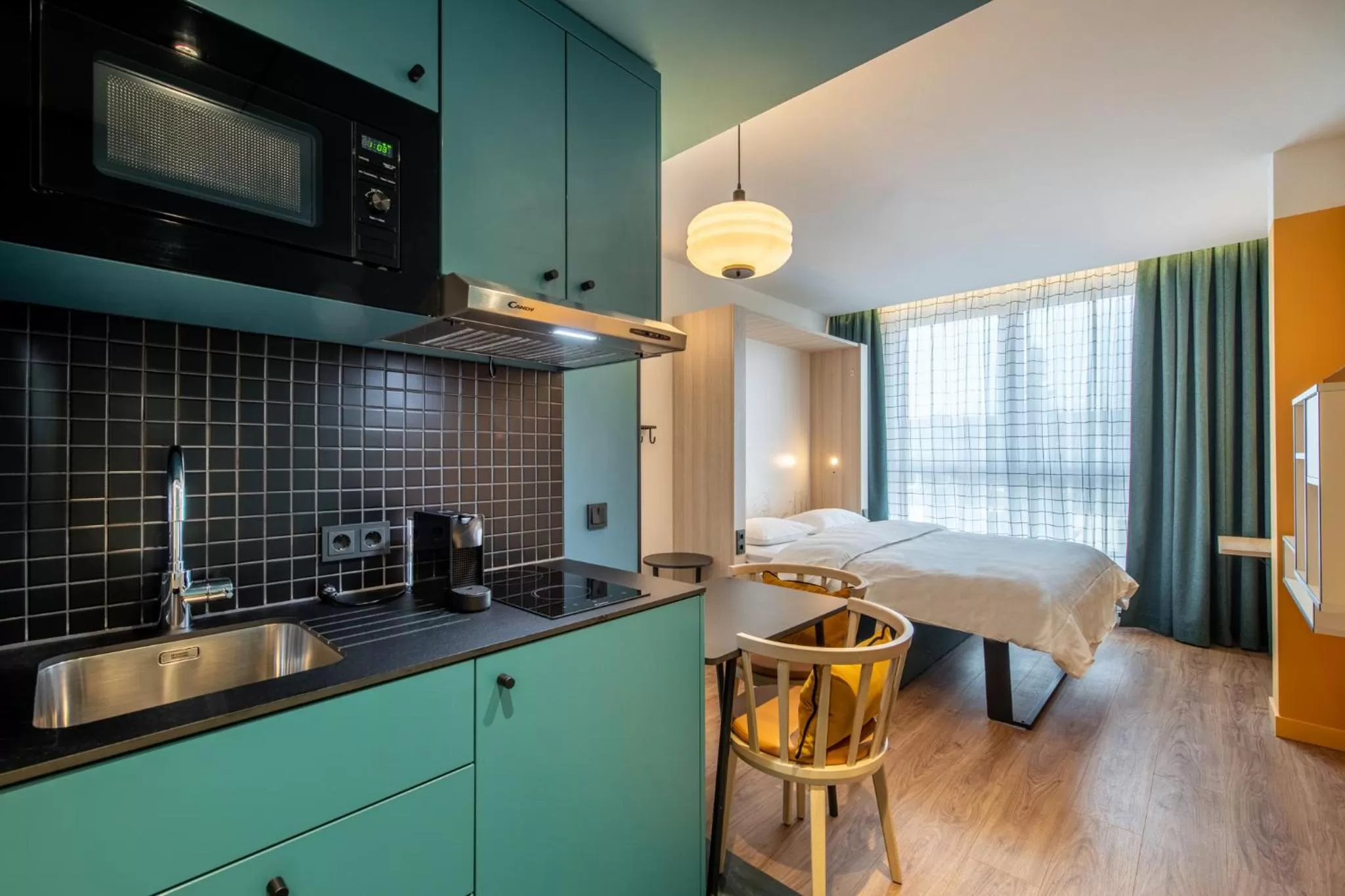 Kitchen or kitchenette, Bed in Aparthotel Adagio access Hamburg