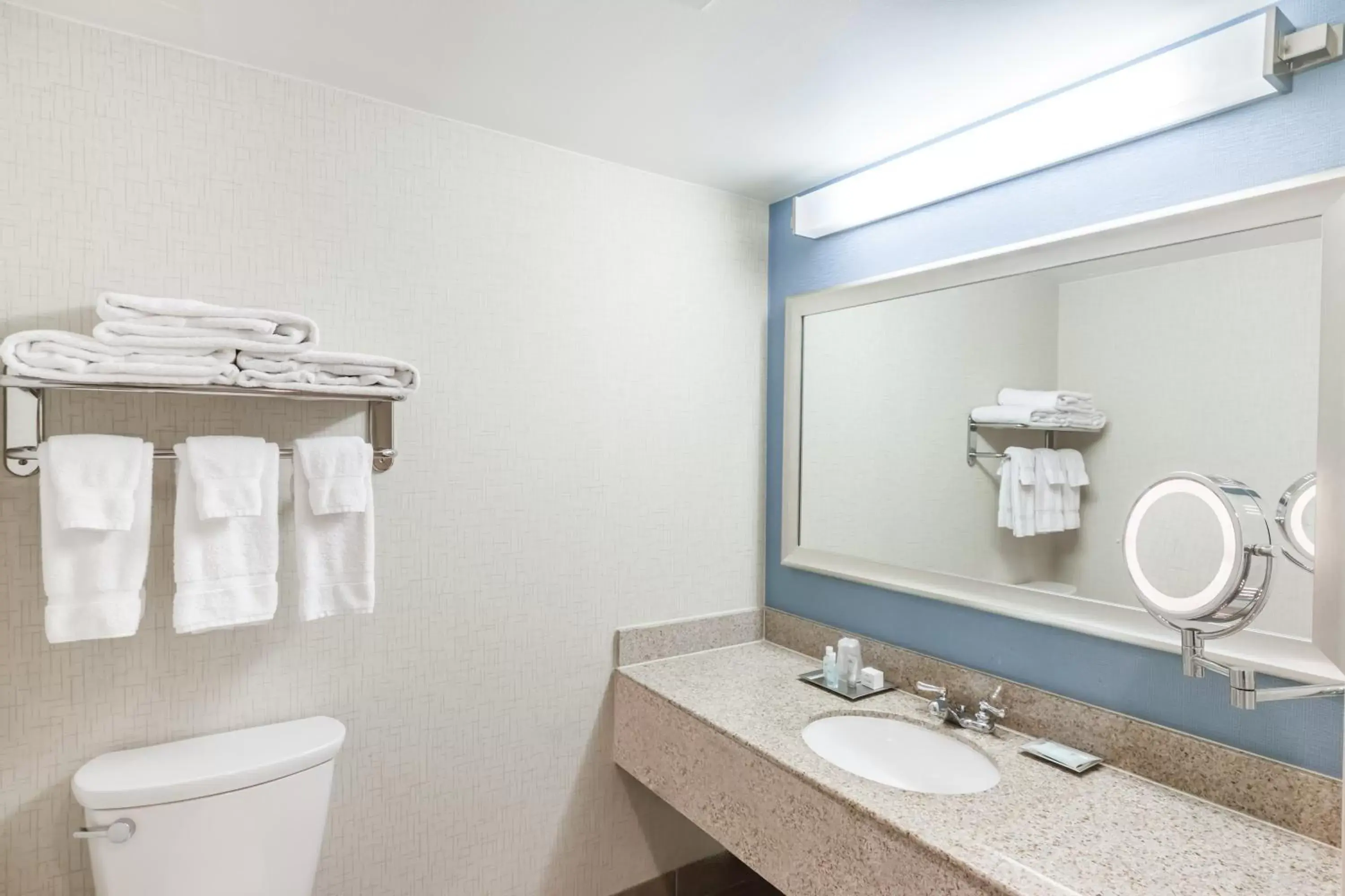 Deluxe King Room in Wyndham Pittsburgh University Center Deluxe King Room in Wyndham Pittsburgh University Center