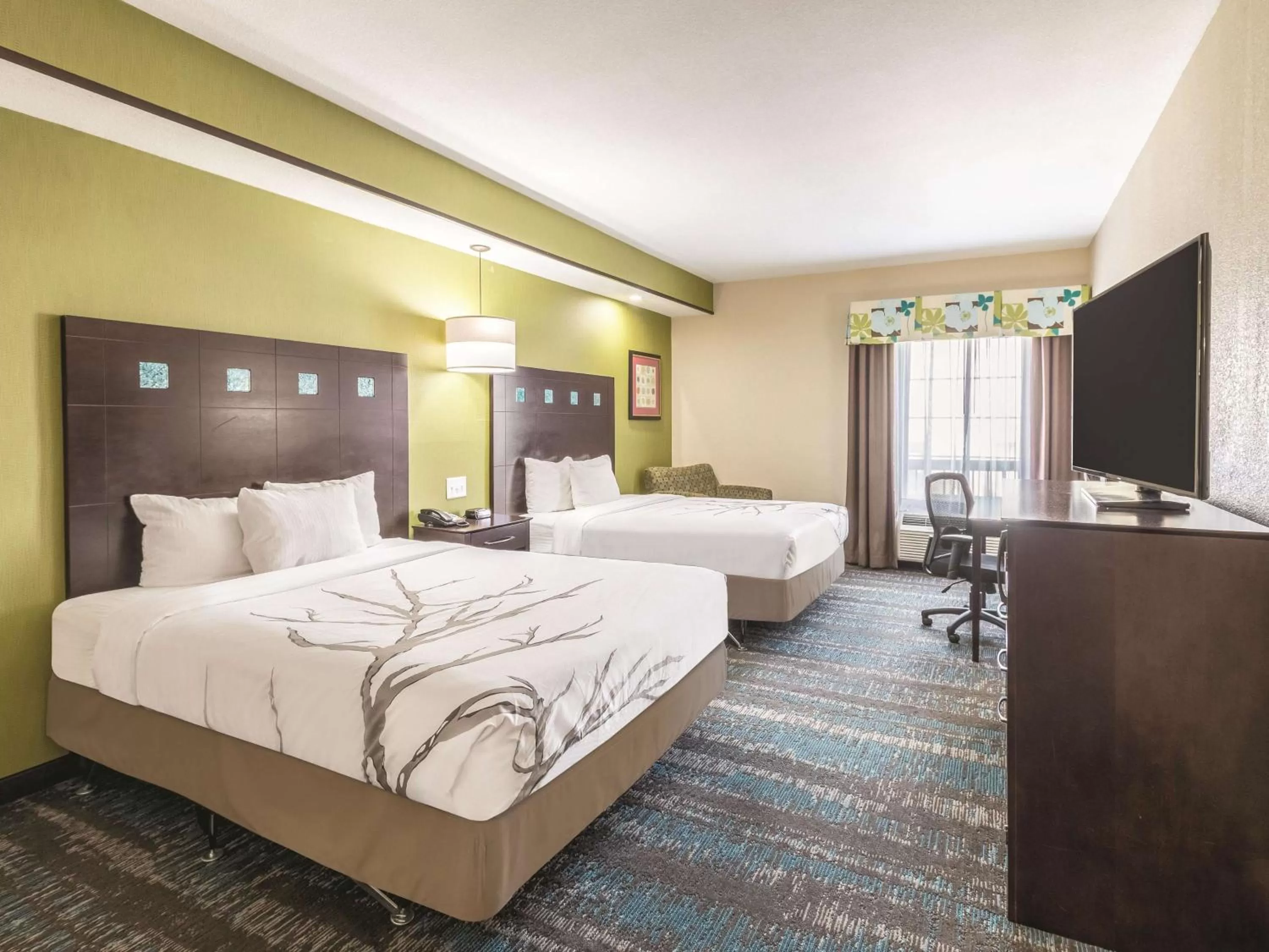 Photo of the whole room, Bed in La Quinta by Wyndham Dallas Grand Prairie South