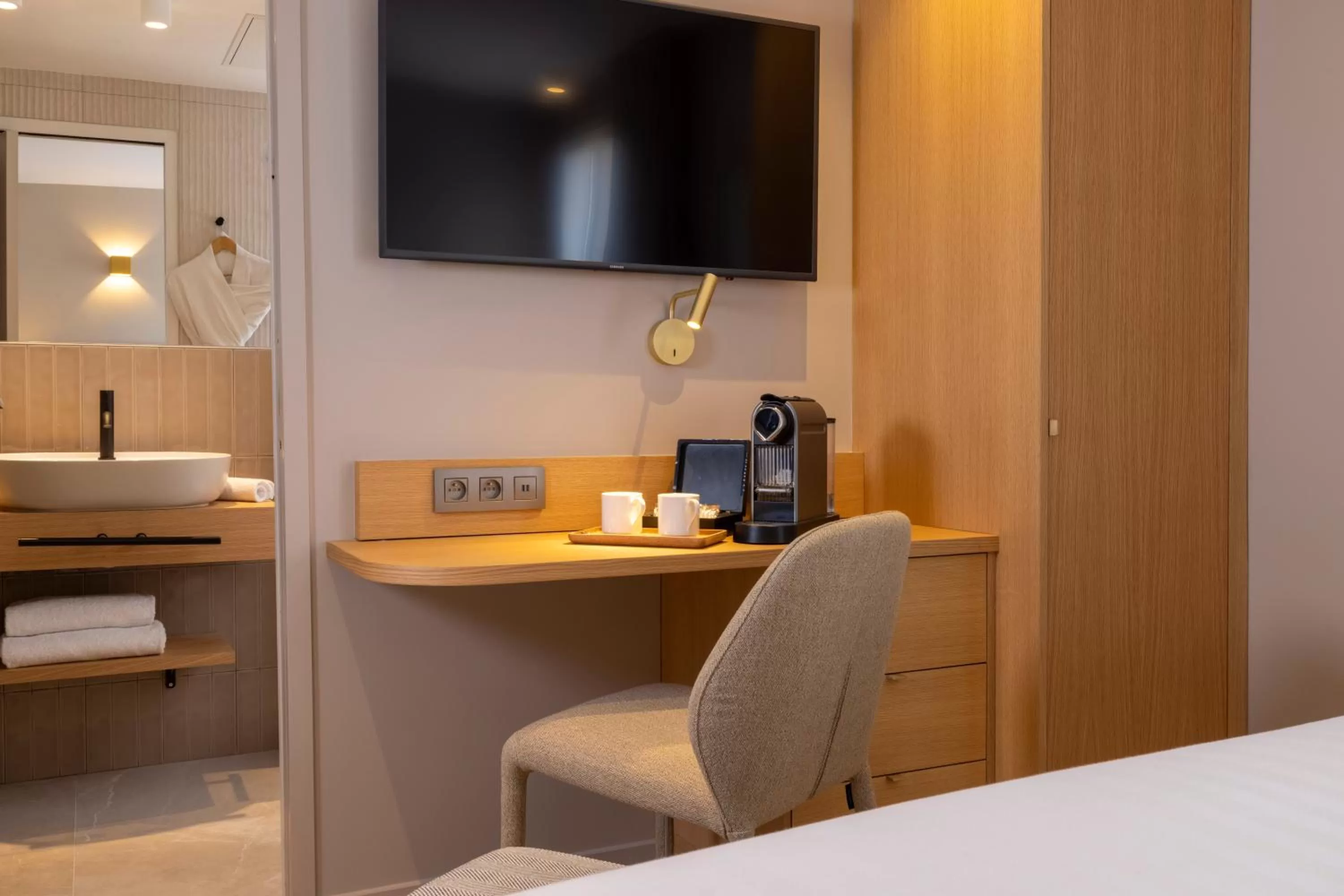 Bedroom, Bed in Hôtel Beige