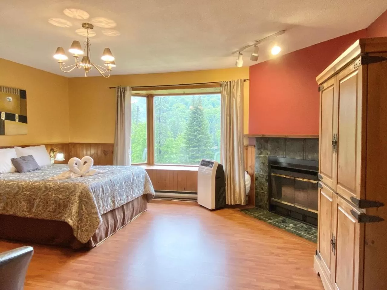 Bed in Hotel Le Petit Lac Sainte-Adèle