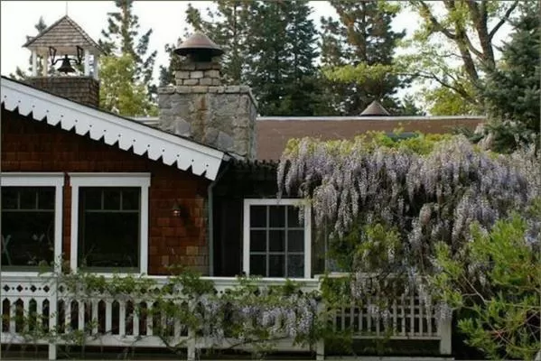 Facade/entrance in Narrow Gauge Inn