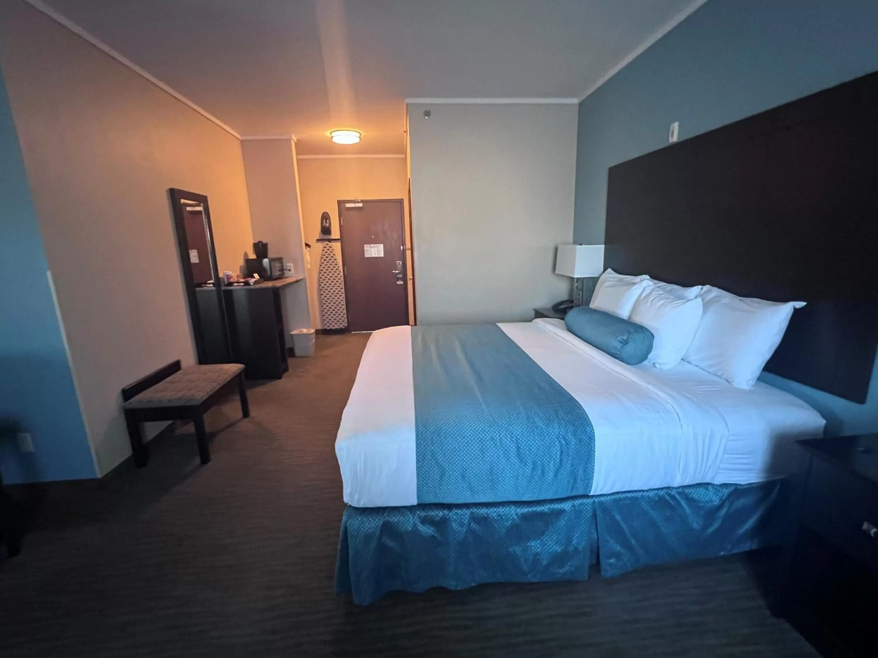 Bed in Cobblestone Inn & Suites - Fort Dodge