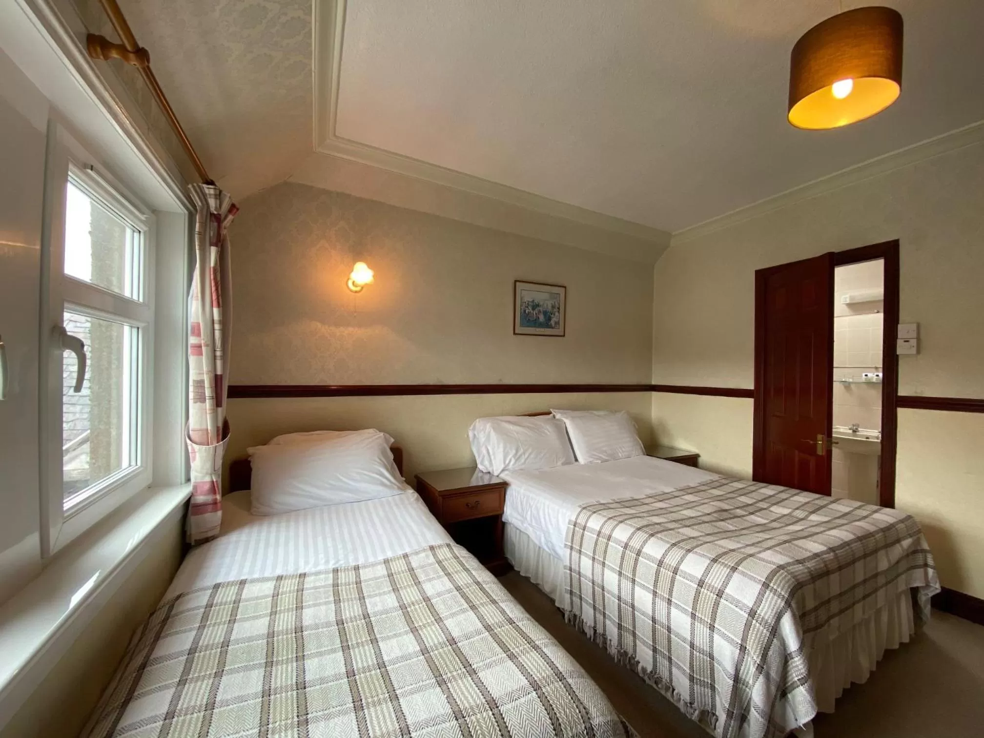 Bedroom, Bed in Kings Arms Hotel