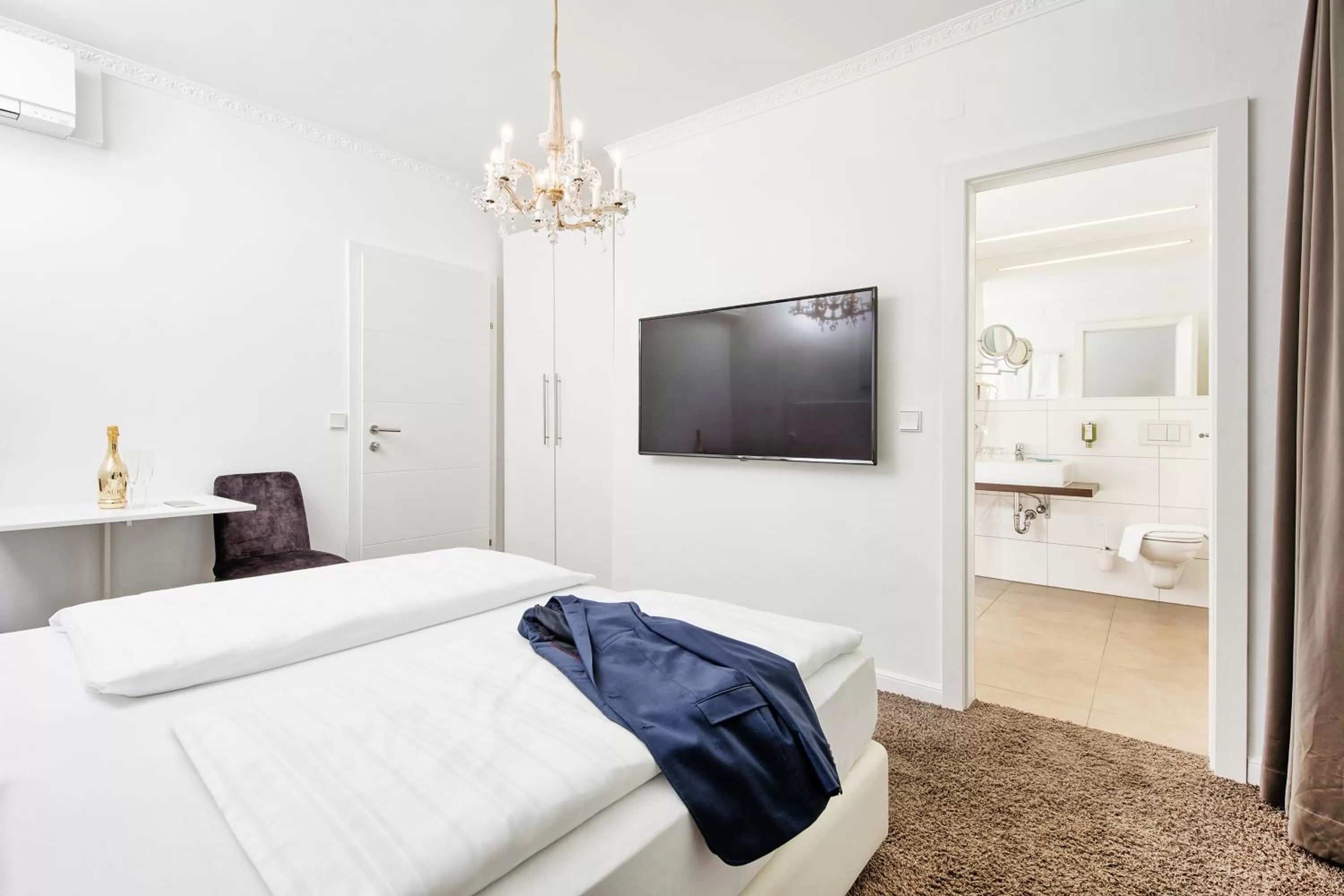 Photo of the whole room, Bed in Hotel Velden - 24 Checkin Zimmer im Zentrum