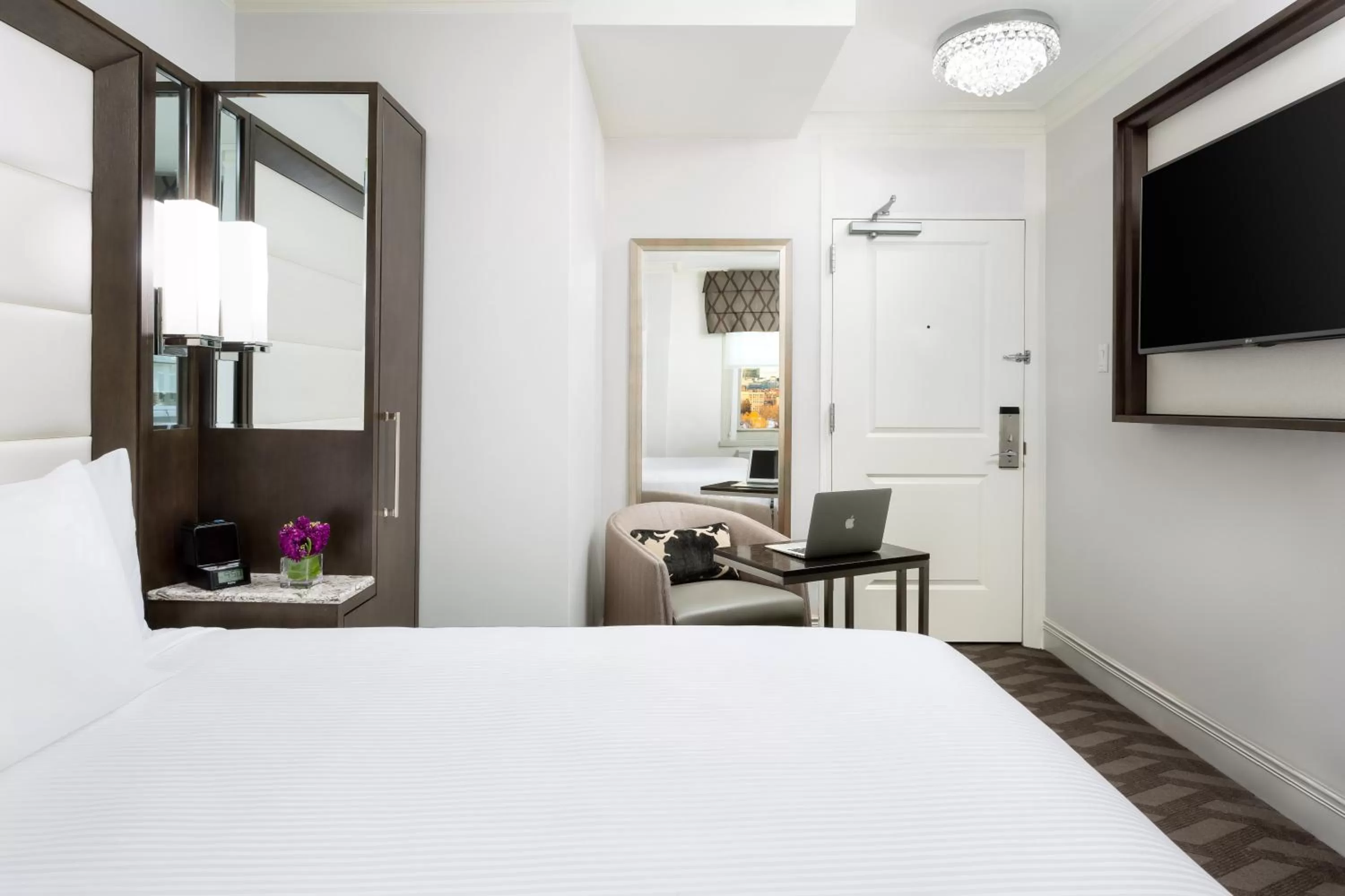 Photo of the whole room, Bed in Hilton Boston Park Plaza