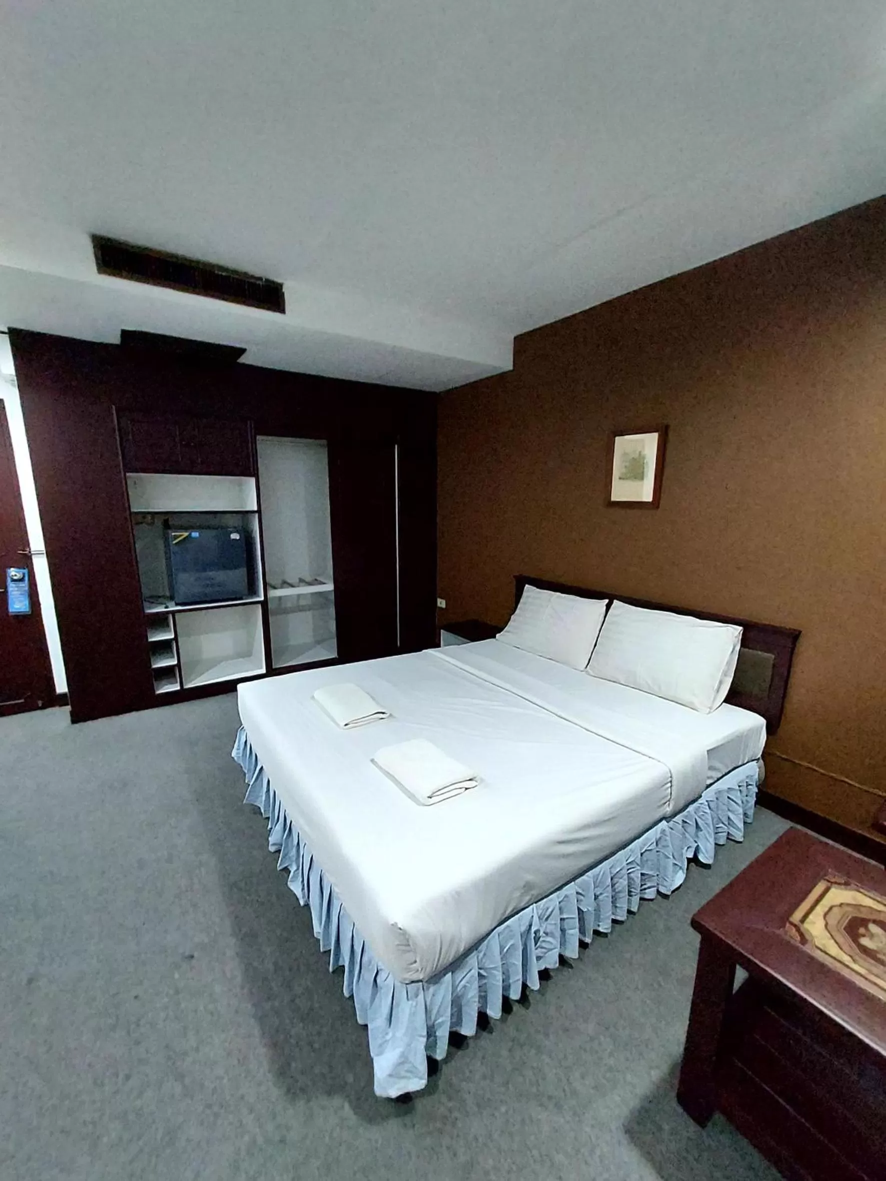 Bedroom, Bed in Traveller Inn Hotel