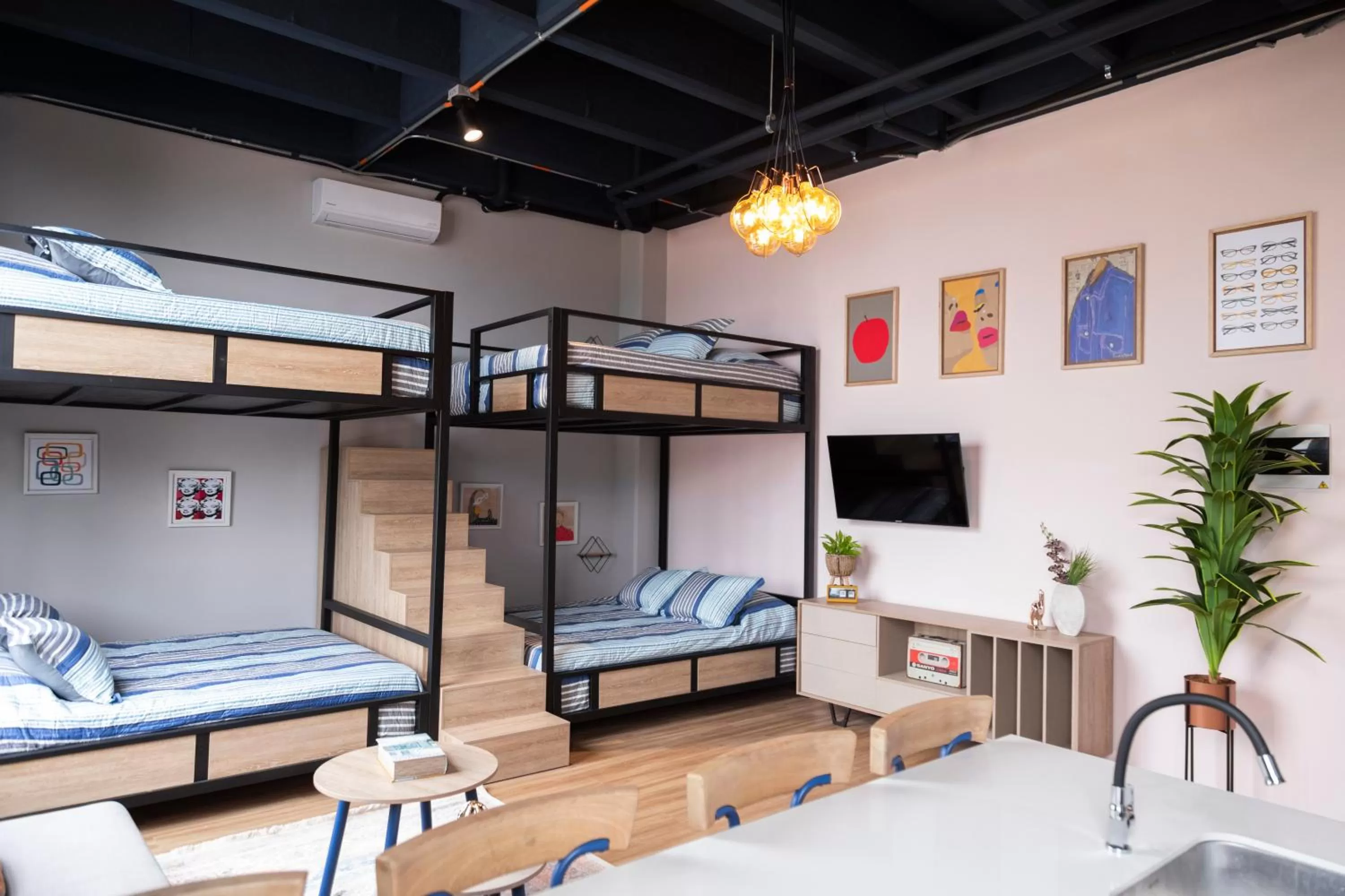 Photo of the whole room, Bed in Royal Living Poblado