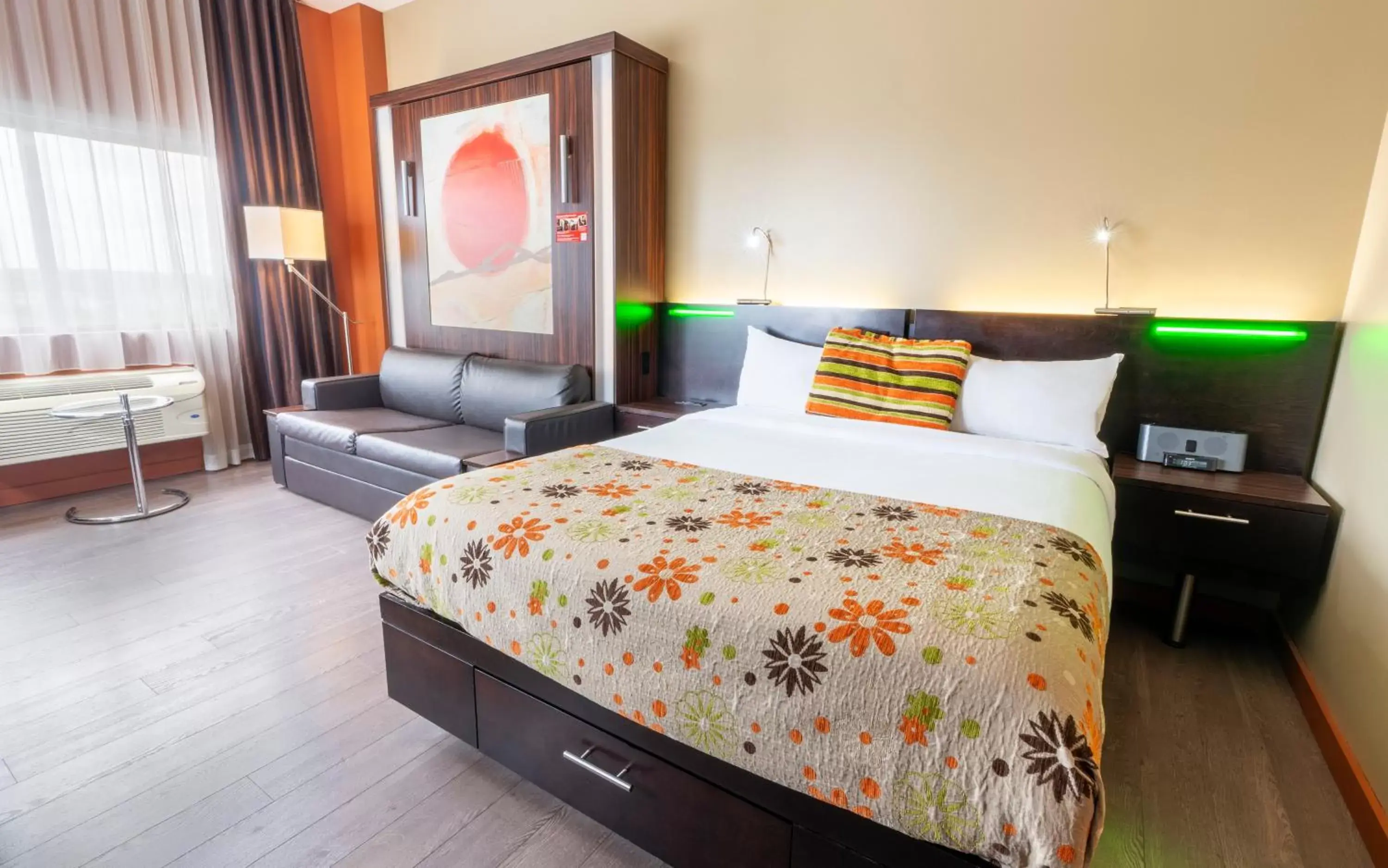 Quadruple Room with Fireplace in Hôtel Must Aéroport de Québec par JARO Quadruple Room with Fireplace in Hôtel Must Aéroport de Québec par JARO