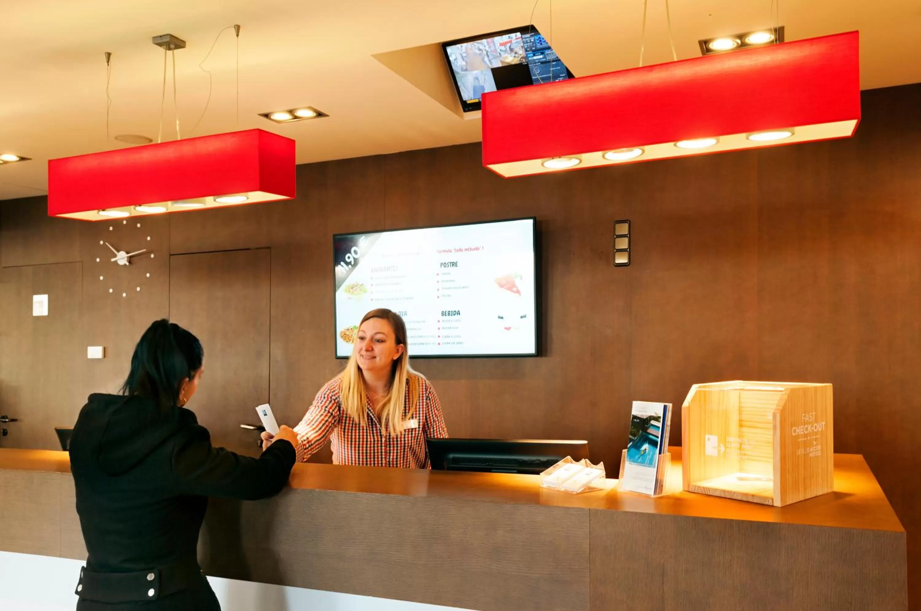 Lobby or reception in Ibis Lleida