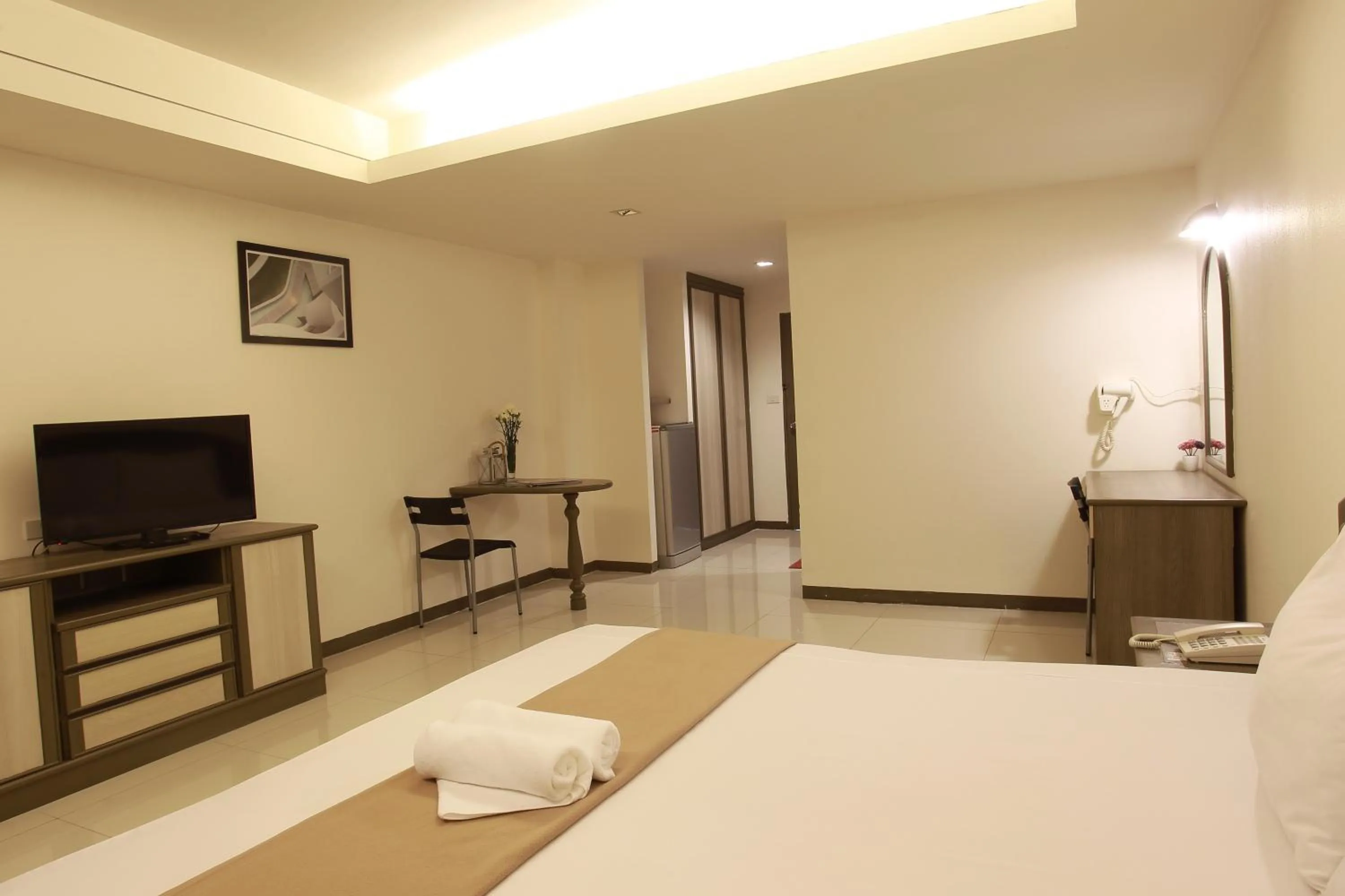 Photo of the whole room, Bed in Lee Garden Bangkok