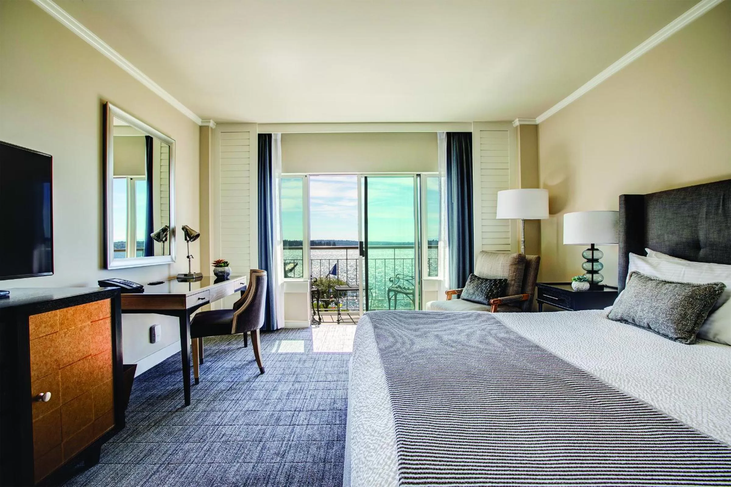 TV and multimedia, Bed in The Woodmark Hotel & Still Spa on Lake Washington