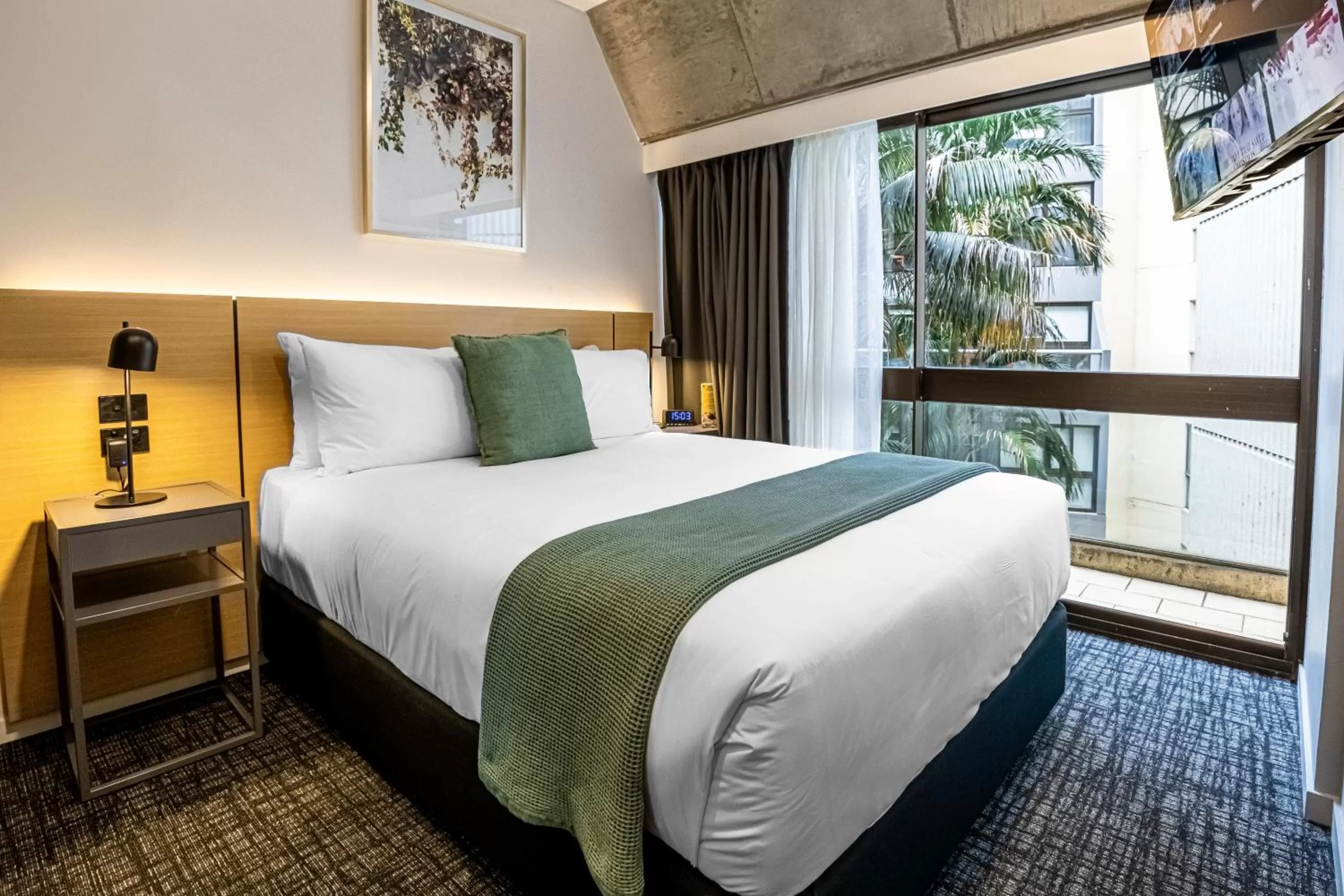 Photo of the whole room, Bed in Song Hotel Sydney