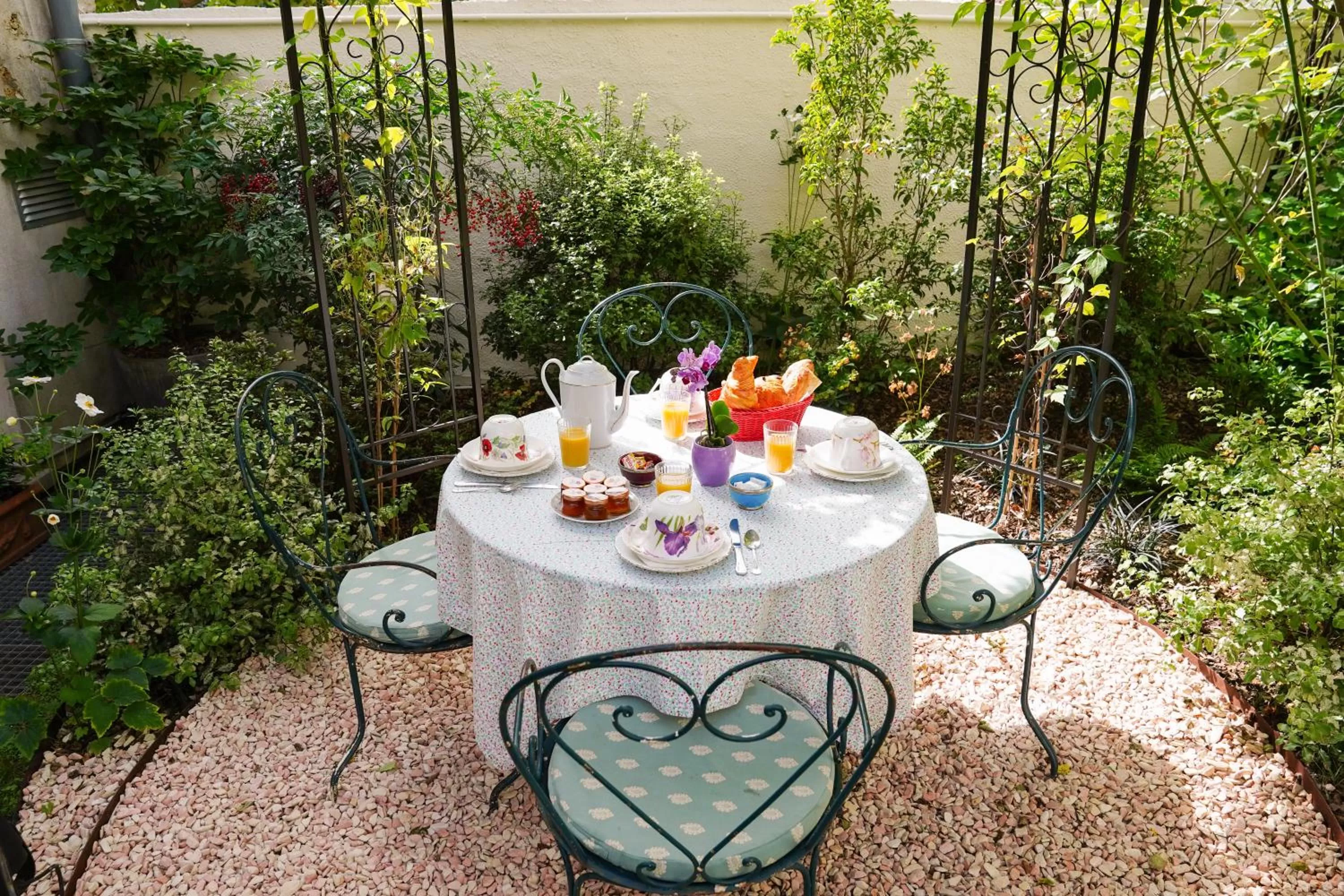 Garden in Villa Escudier Appart-hôtel