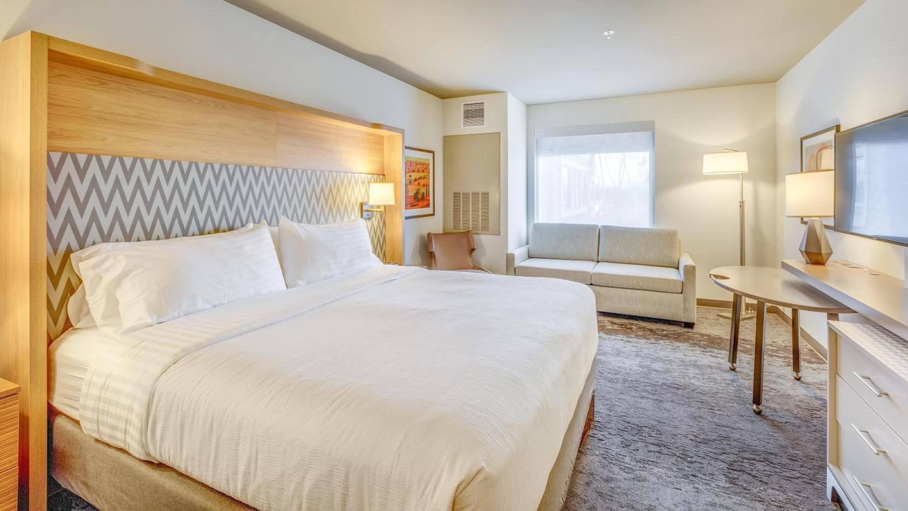 Photo of the whole room, Bed in Holiday Inn & Suites Bellingham by IHG