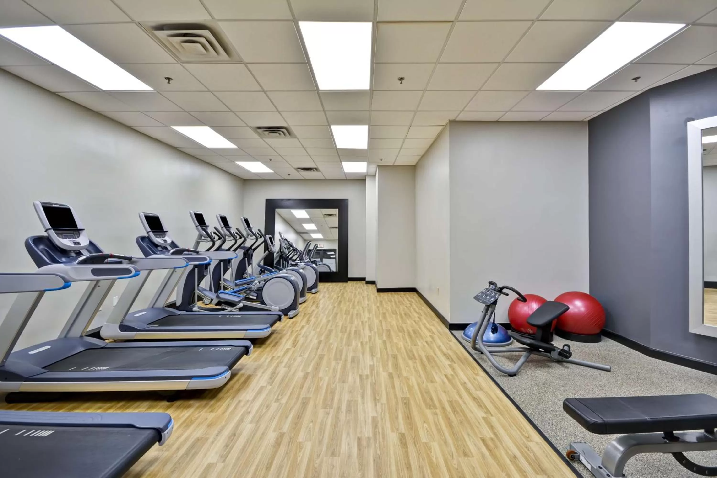Fitness centre/facilities in Embassy Suites Charlotte