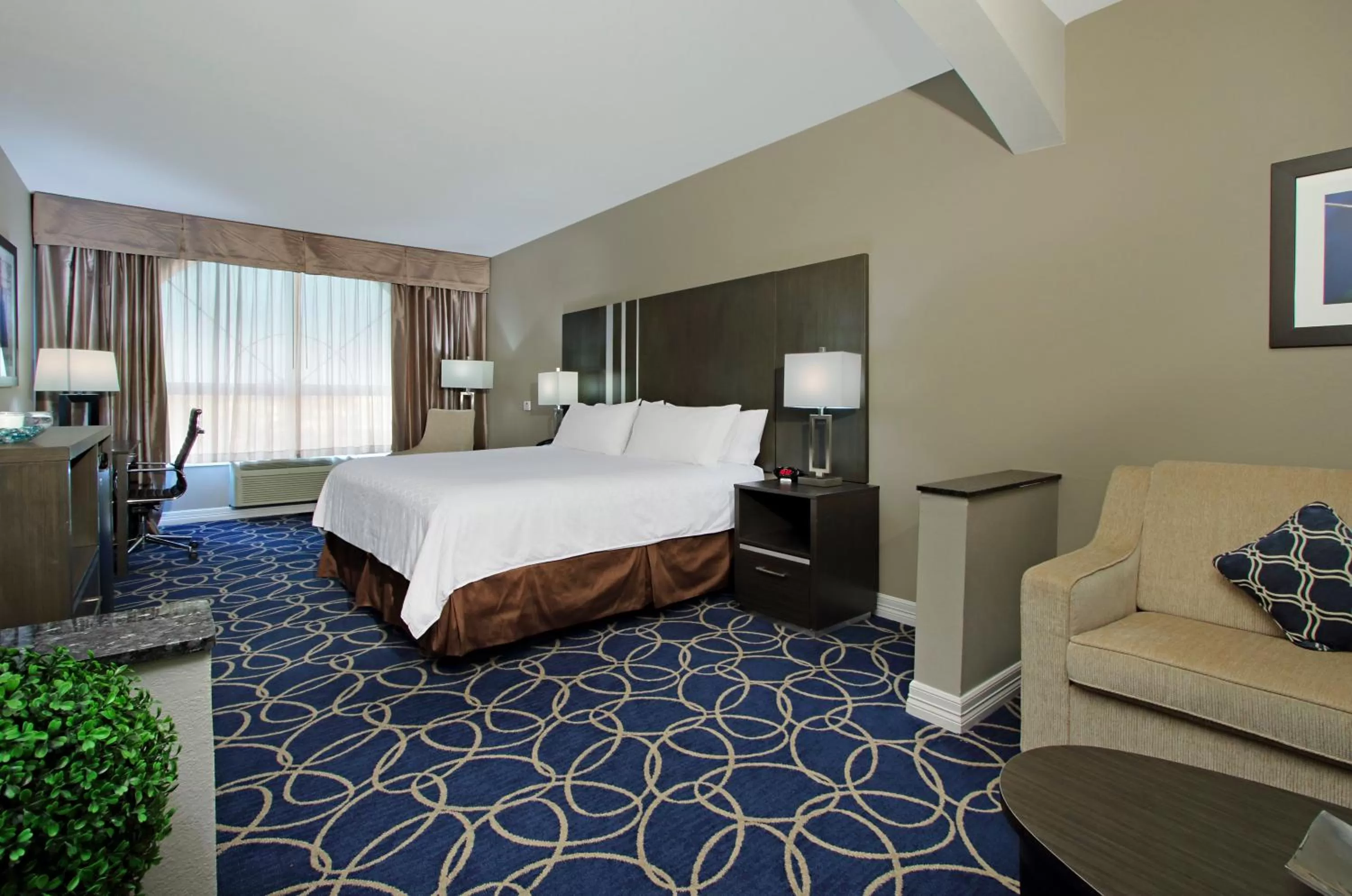Photo of the whole room, Bed in Holiday Inn Express and Suites Houston North - IAH Area by IHG