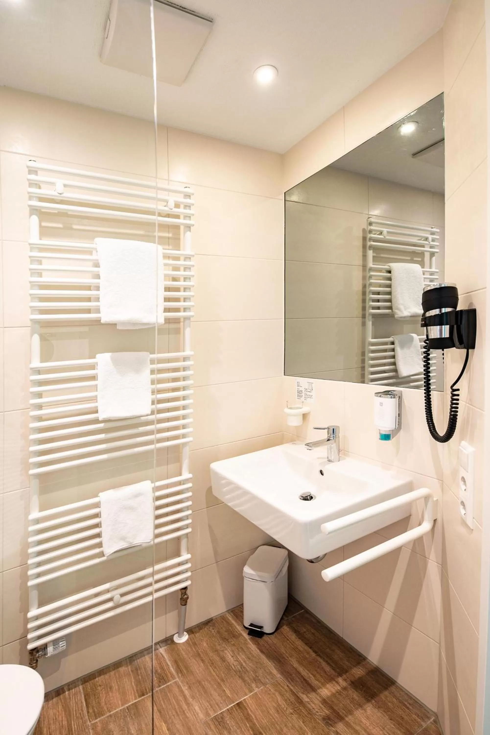 Bathroom in Sternplatz Hotel