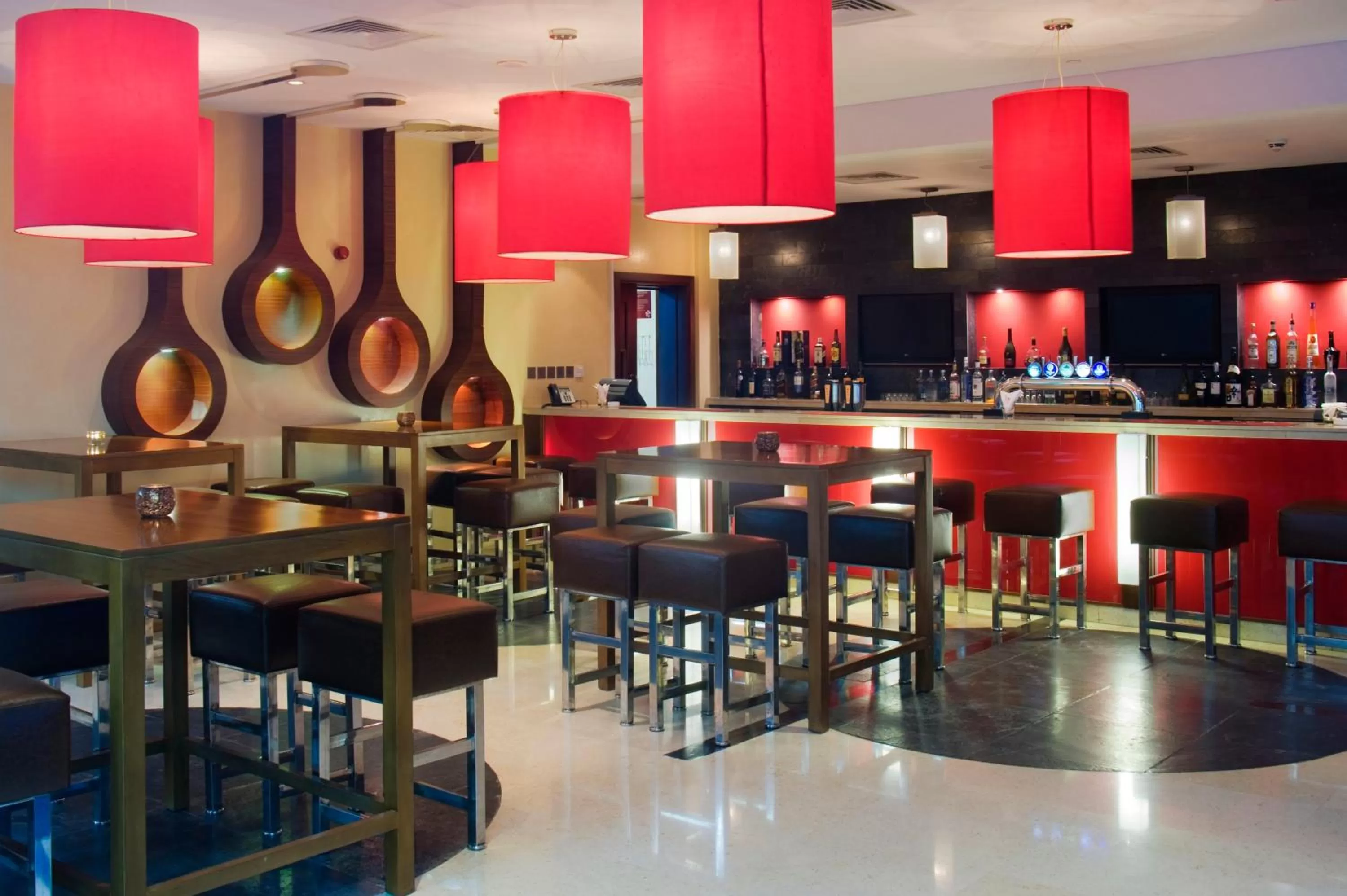 Lounge or bar in Crowne Plaza Sohar by IHG