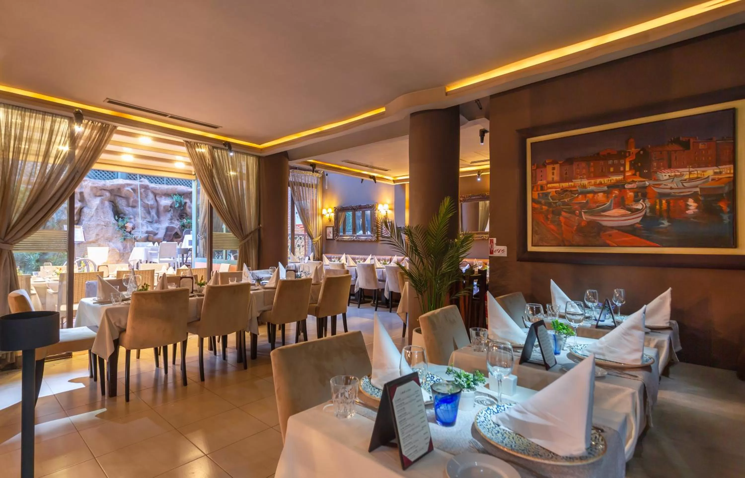 Restaurant/places to eat in Le Caspien Boutique Hotel