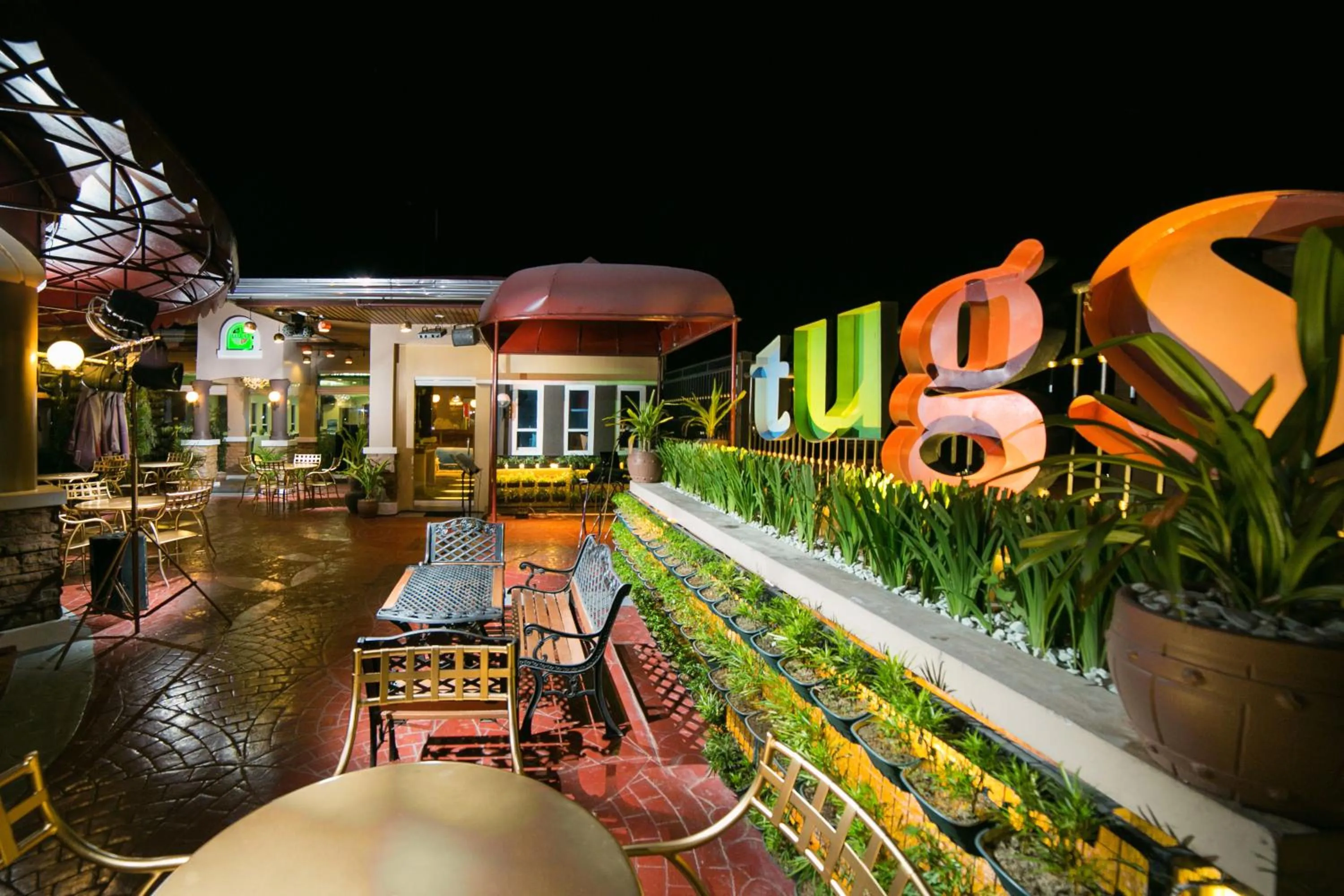 Restaurant/places to eat in 950 Condotel