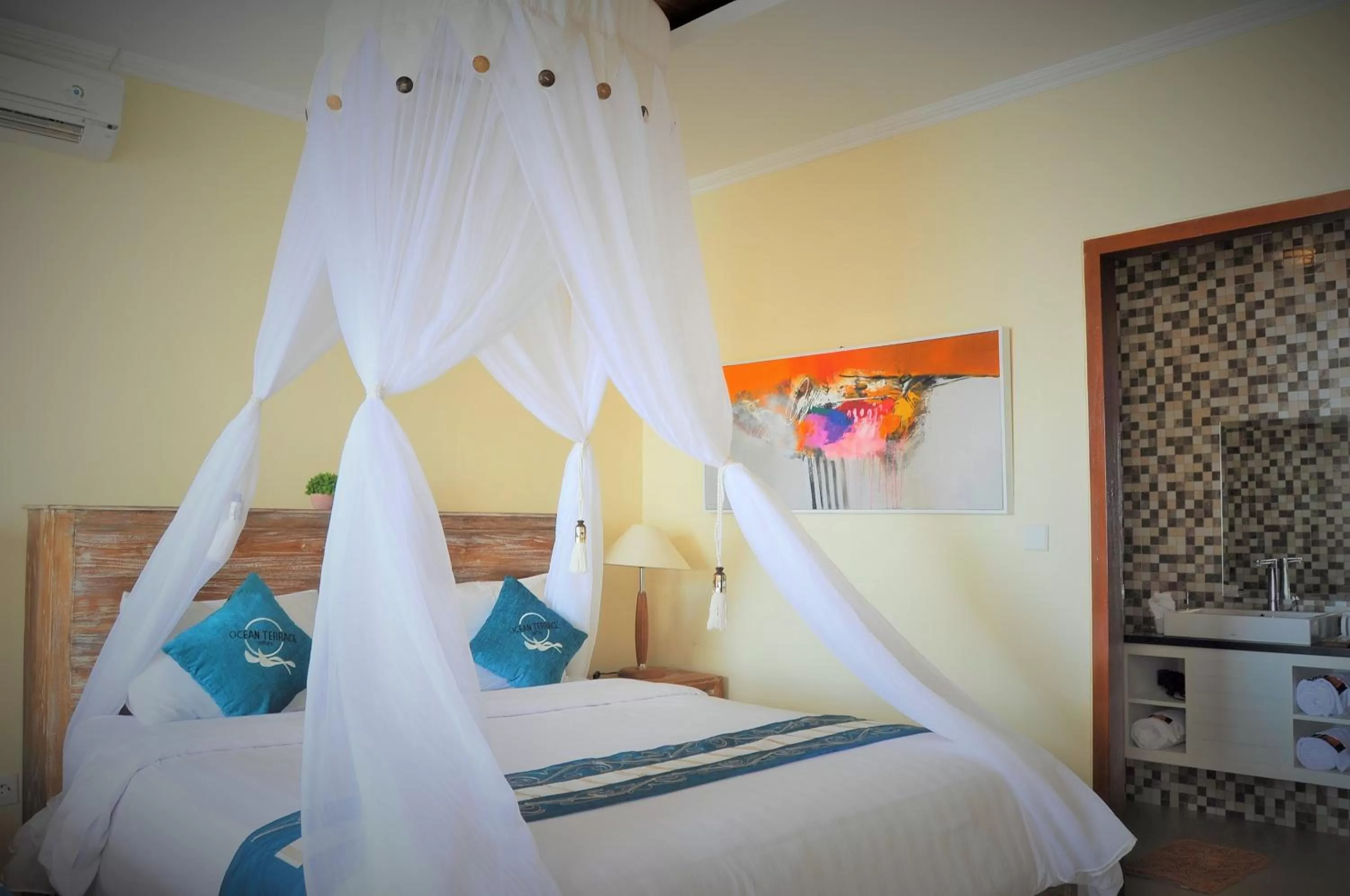 TV and multimedia, Bed in Ocean Terrace Suite And Spa Luxury