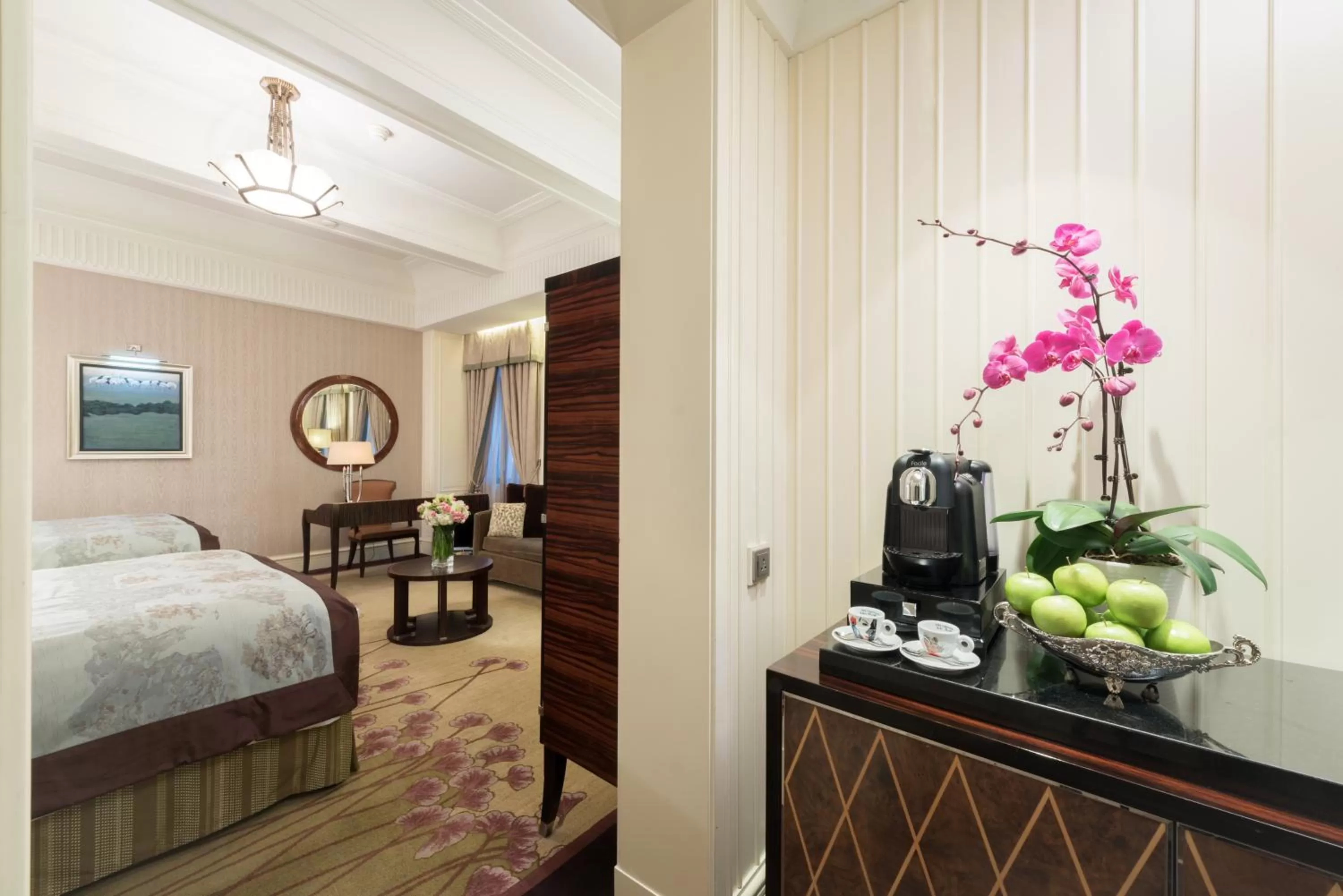 Photo of the whole room, Bed in Fairmont Peace Hotel on the Bund