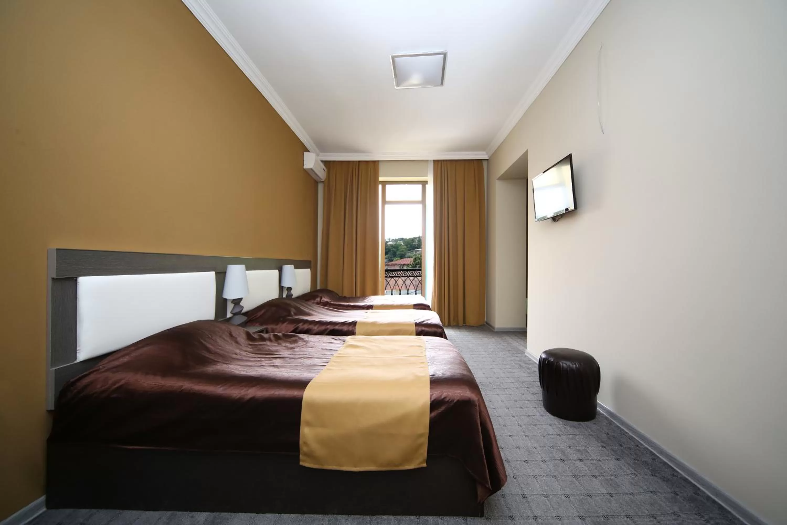 Photo of the whole room, Bed in Discovery Hotel