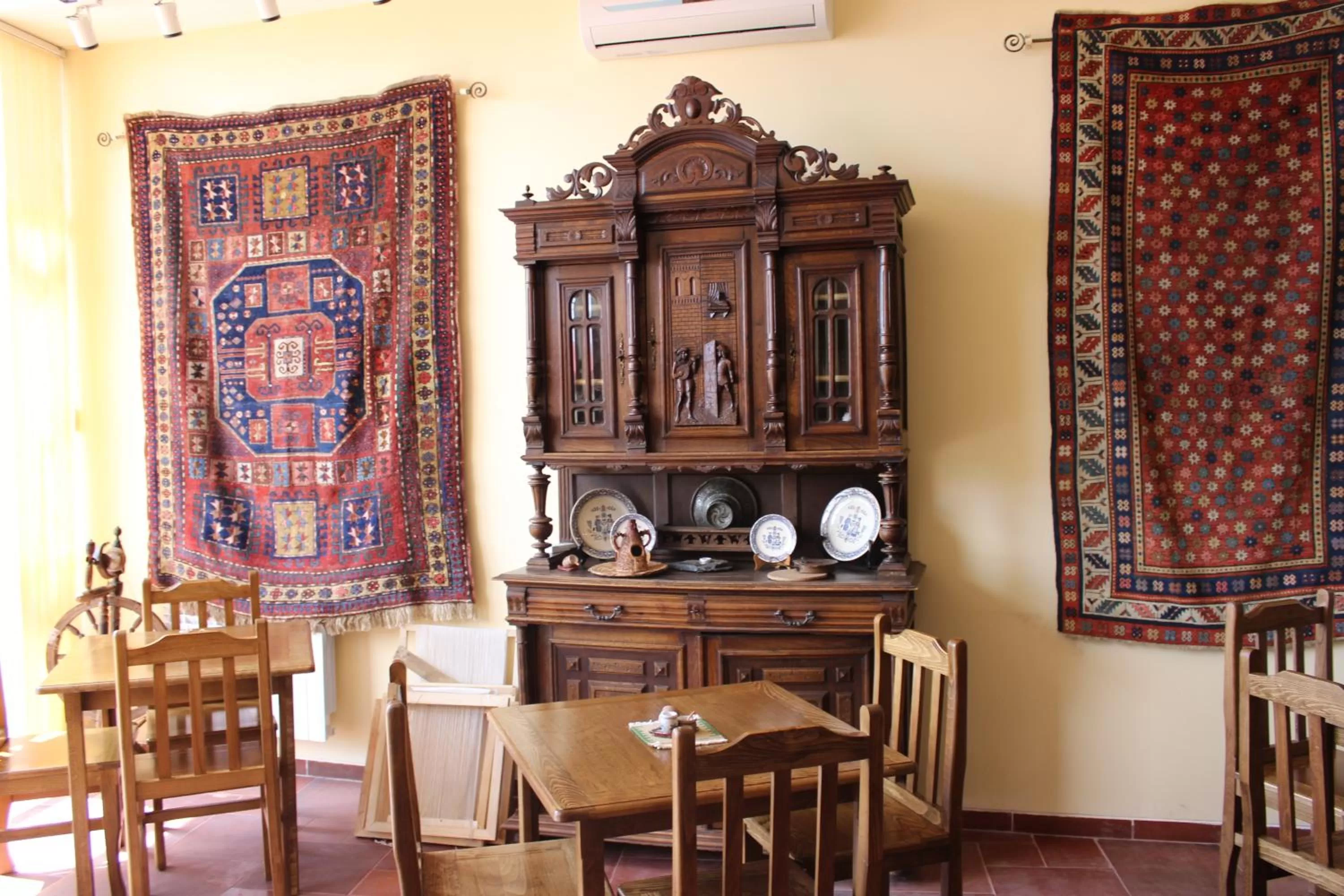 Restaurant/places to eat in Silk Road Hotel