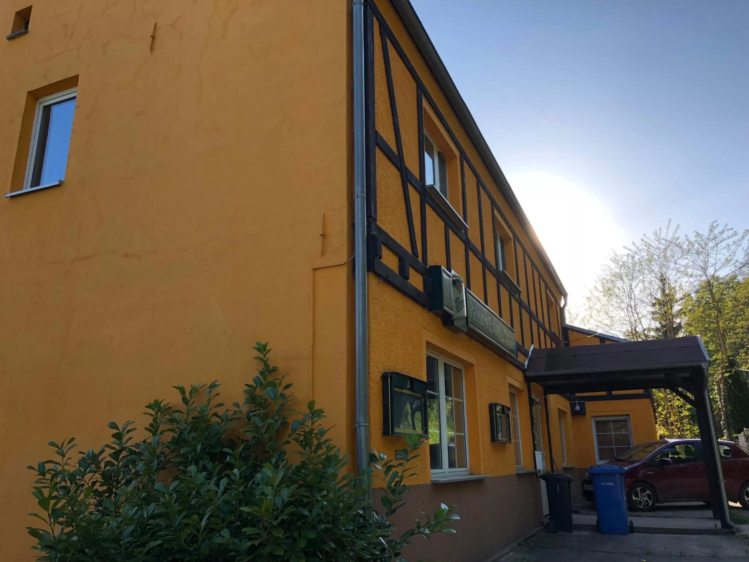 Facade/entrance in Riverside Inn