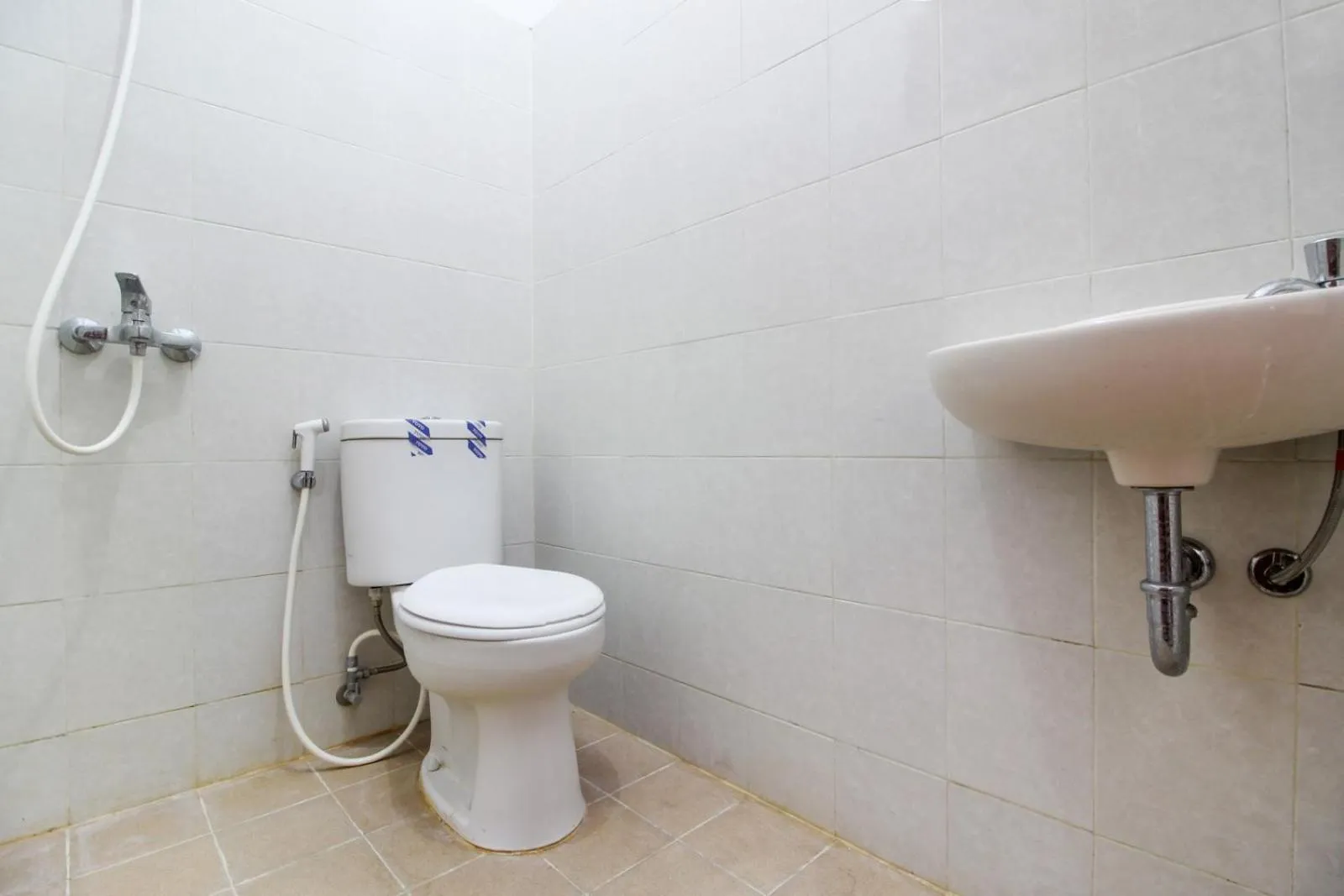 Bathroom in RedDoorz Plus near Alun Alun Selatan