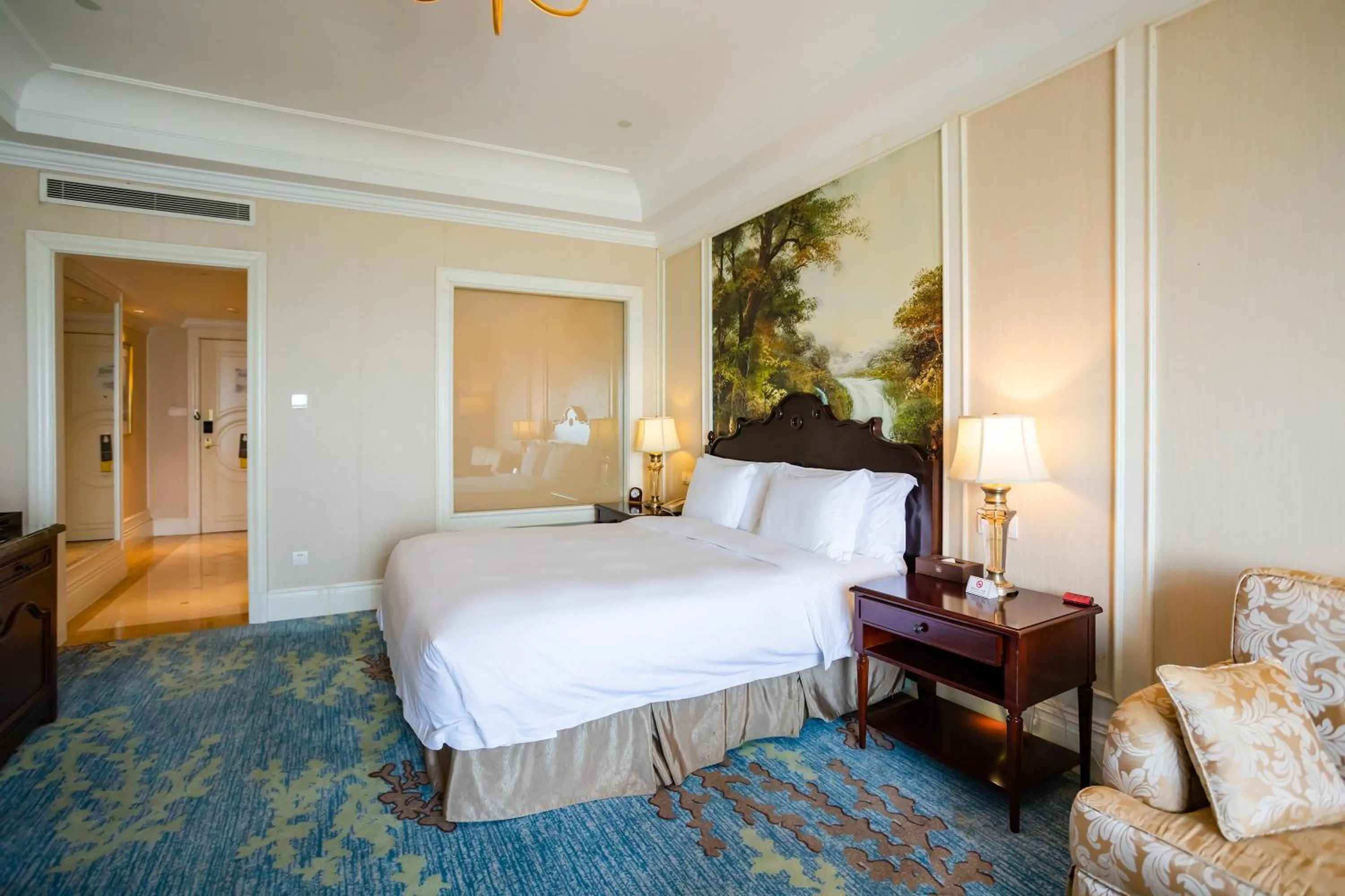 Photo of the whole room, Bed in Crowne Plaza Ocean Spring Resort by IHG
