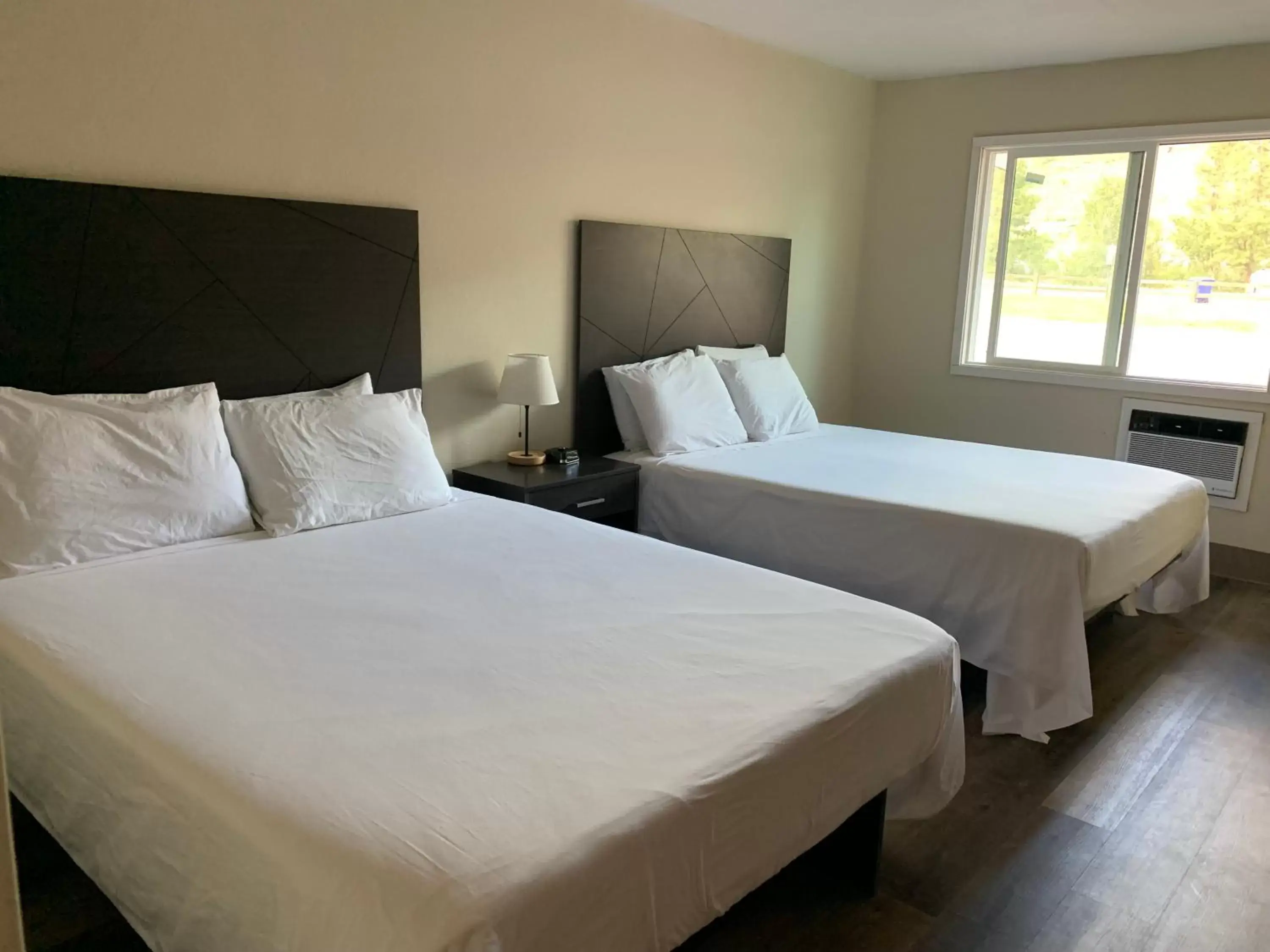 Deluxe Queen Room in Winthrop Inn Deluxe Queen Room in Winthrop Inn