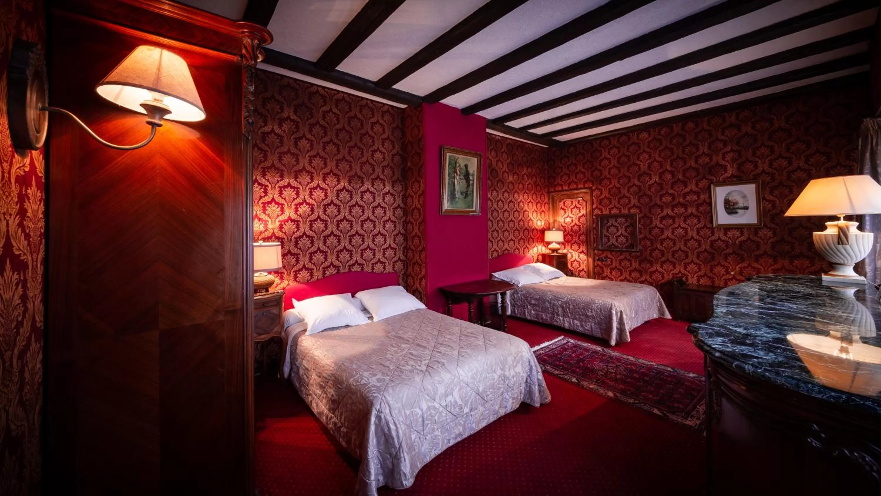 Bed in Hôtel des Deux Clefs