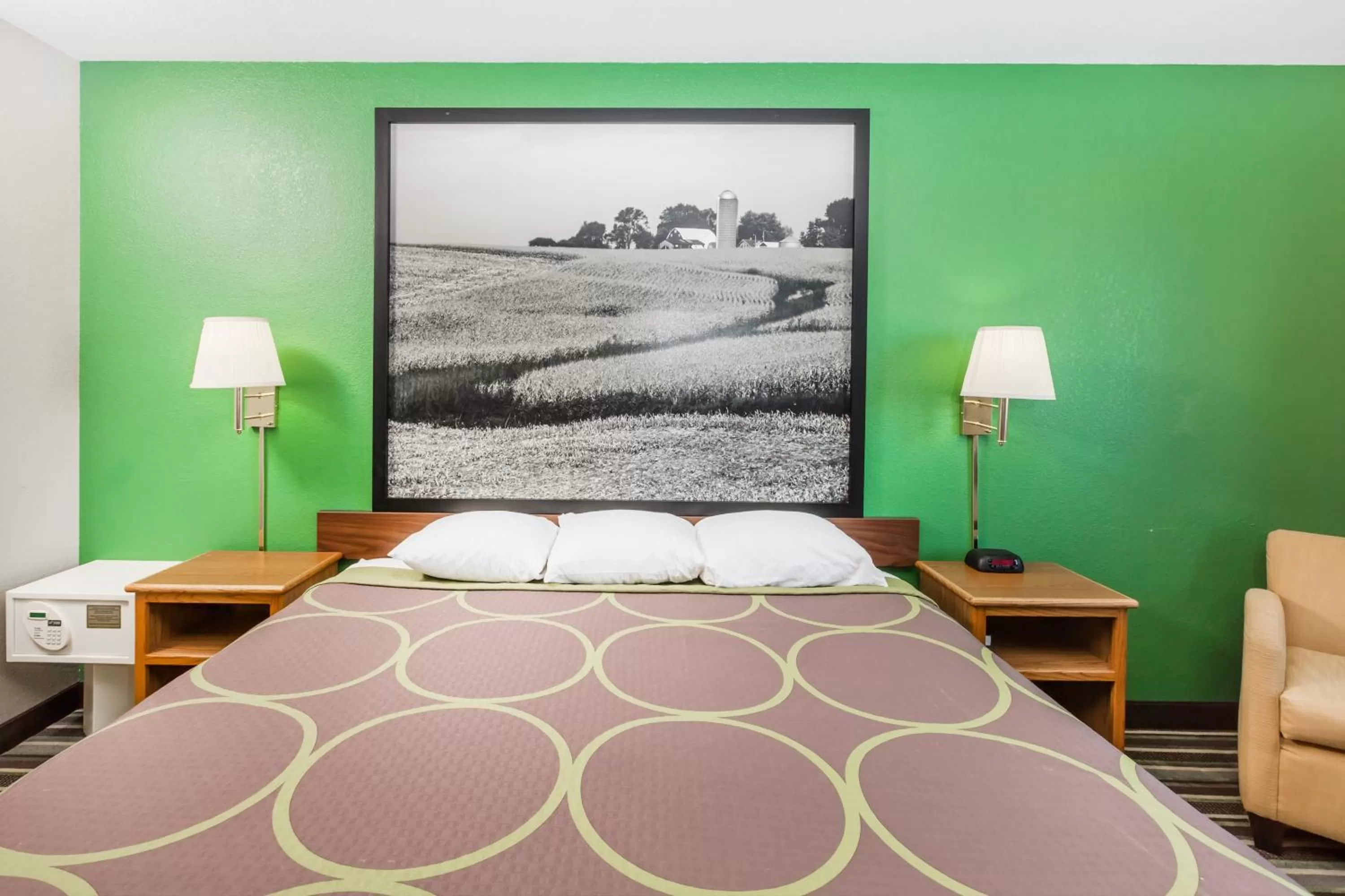 Bedroom, Bed in Super 8 by Wyndham Sioux City South