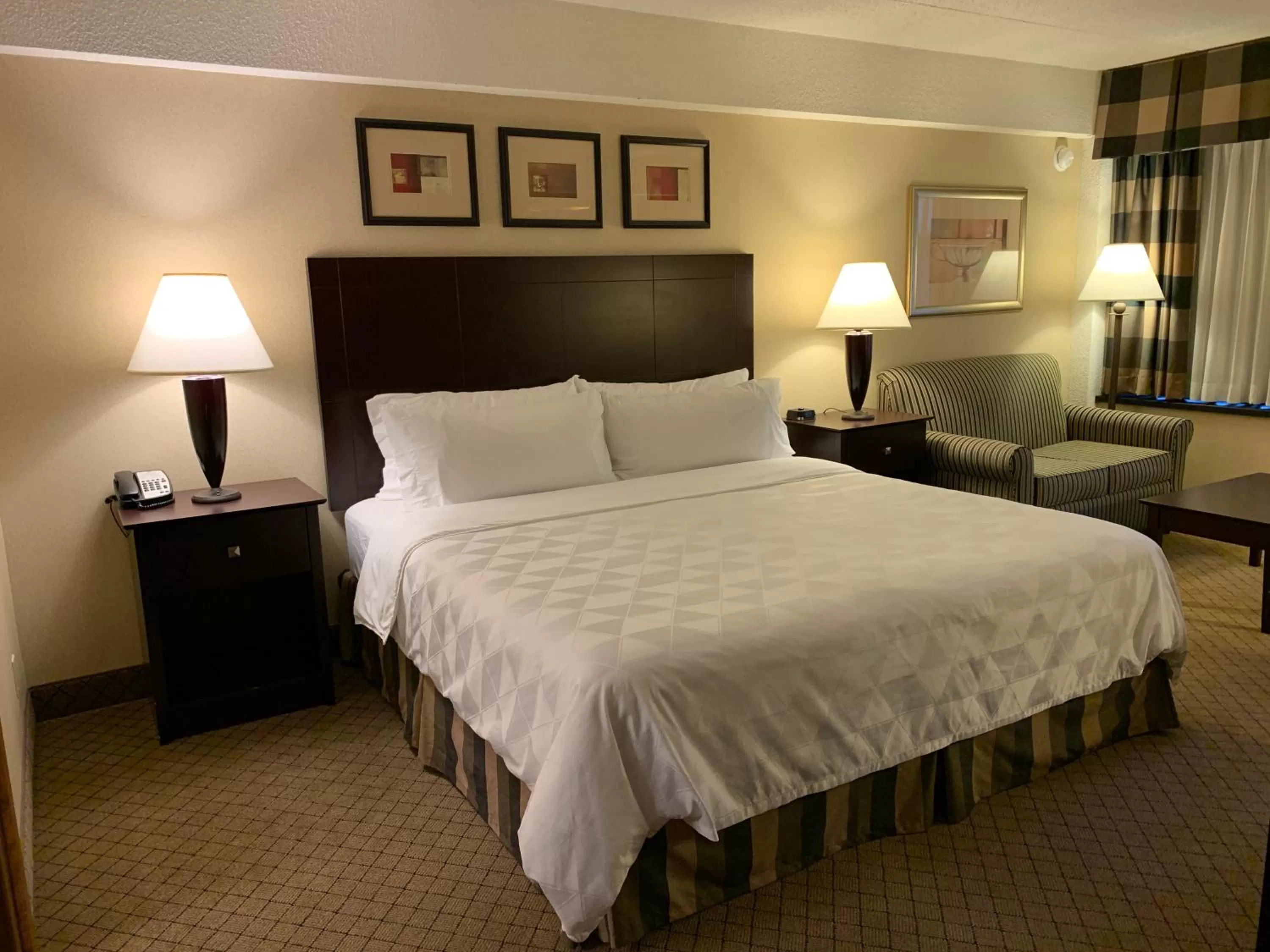 Photo of the whole room, Bed in Holiday Inn Johnstown-Downtown by IHG