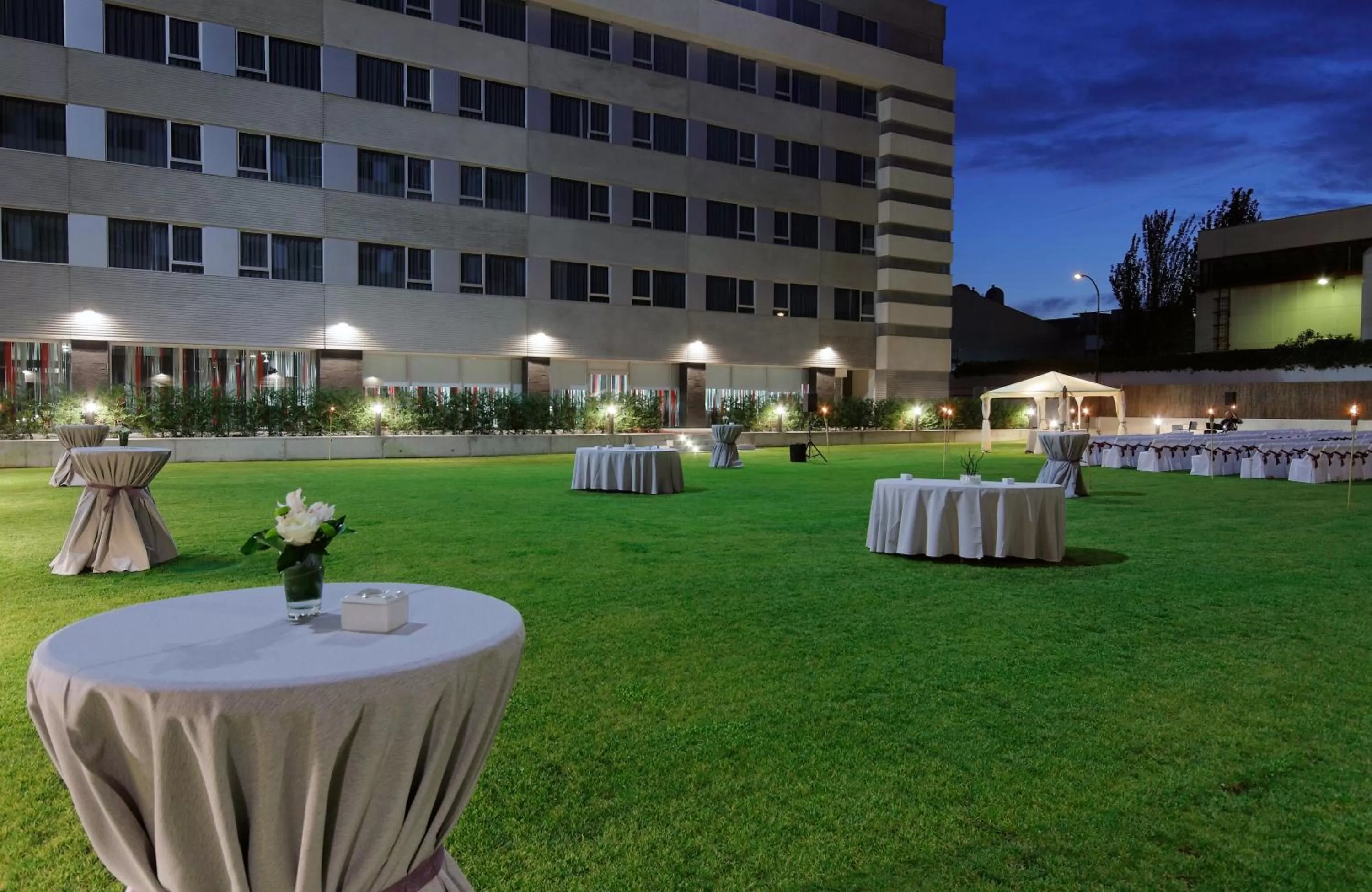 Night in Axor Barajas