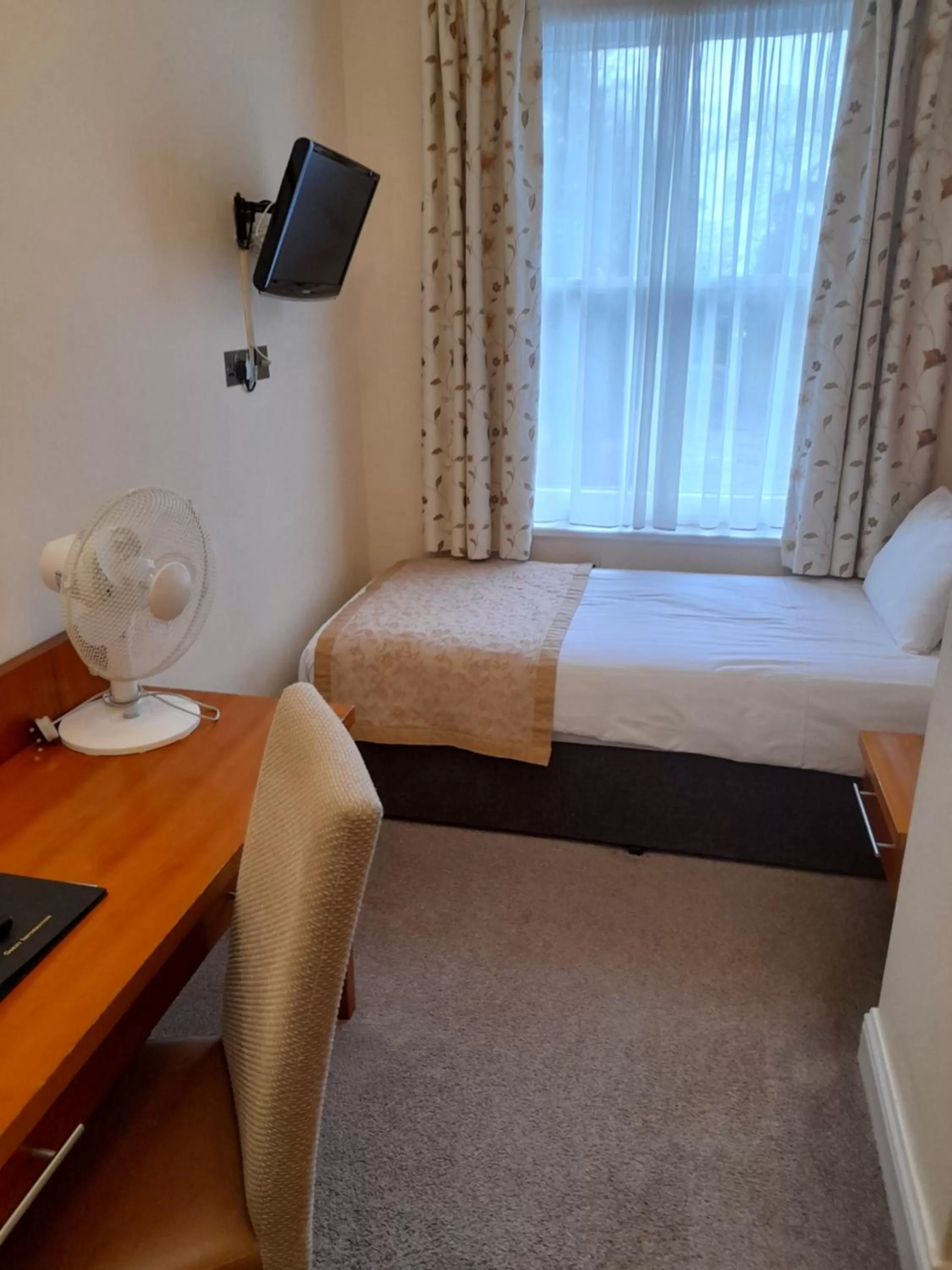 Photo of the whole room, Bed in Lismoyne Hotel