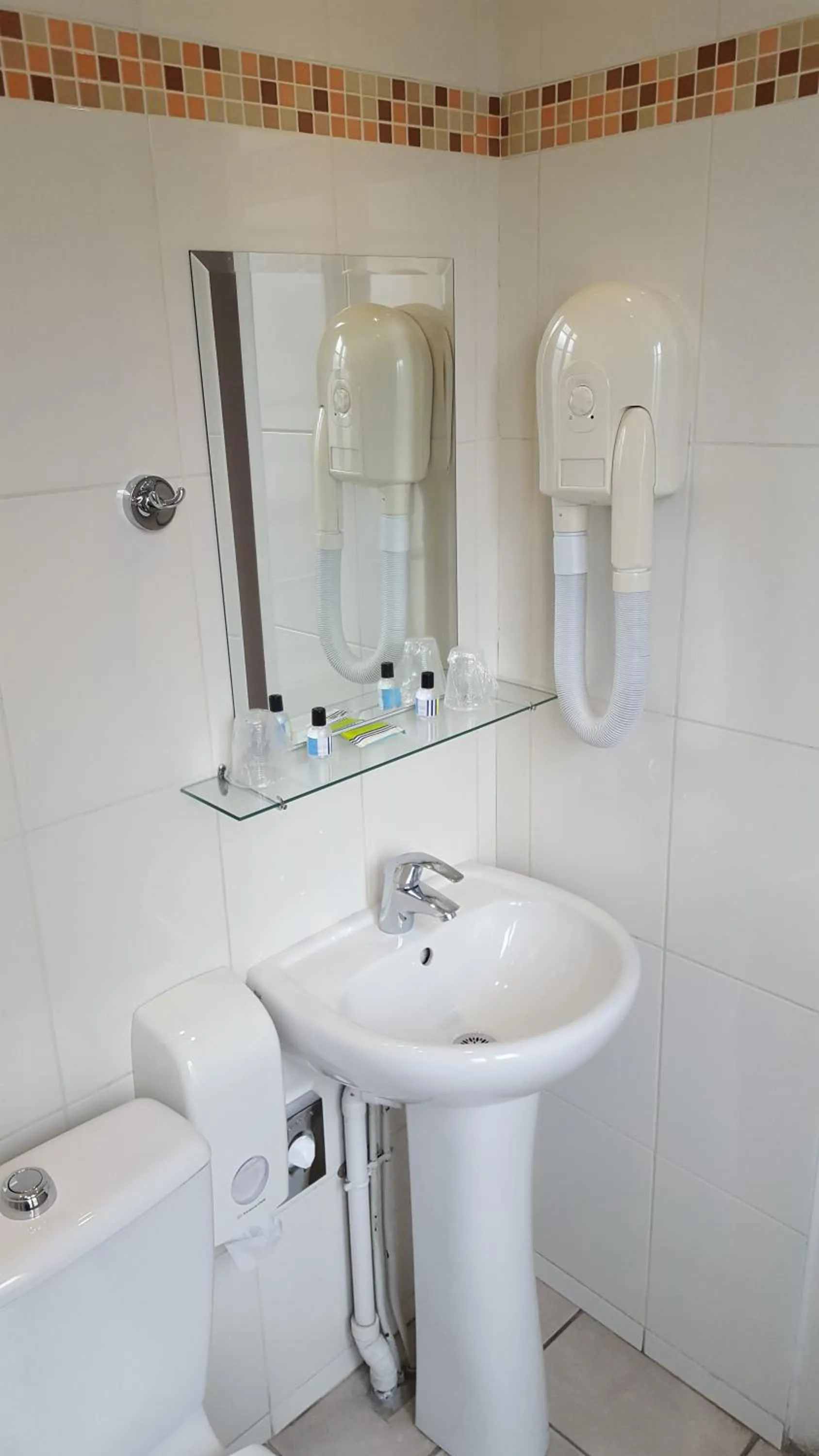 Bathroom in Le Montclair Montmartre by River