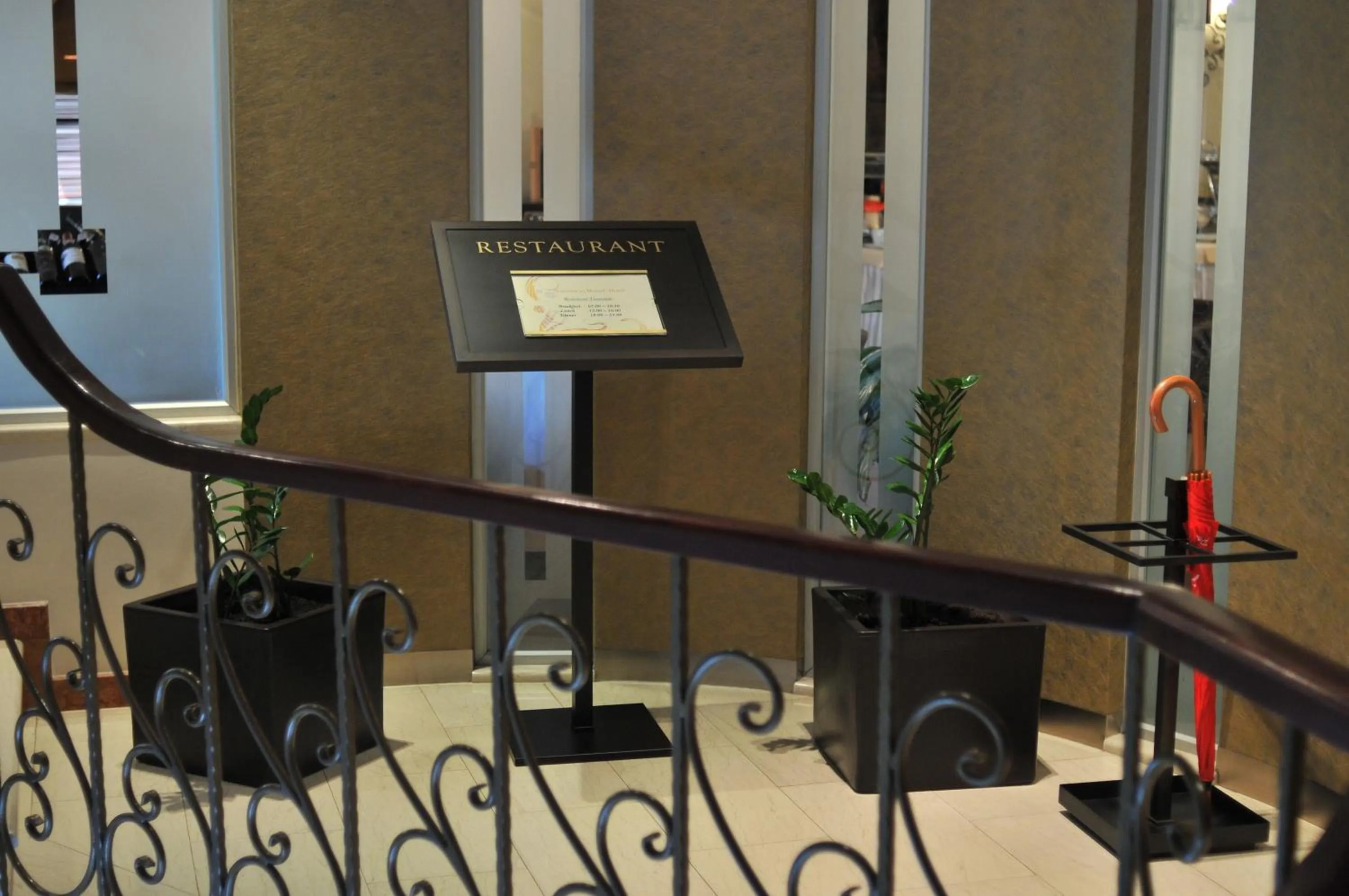 Restaurant/places to eat in MonarC Hotel