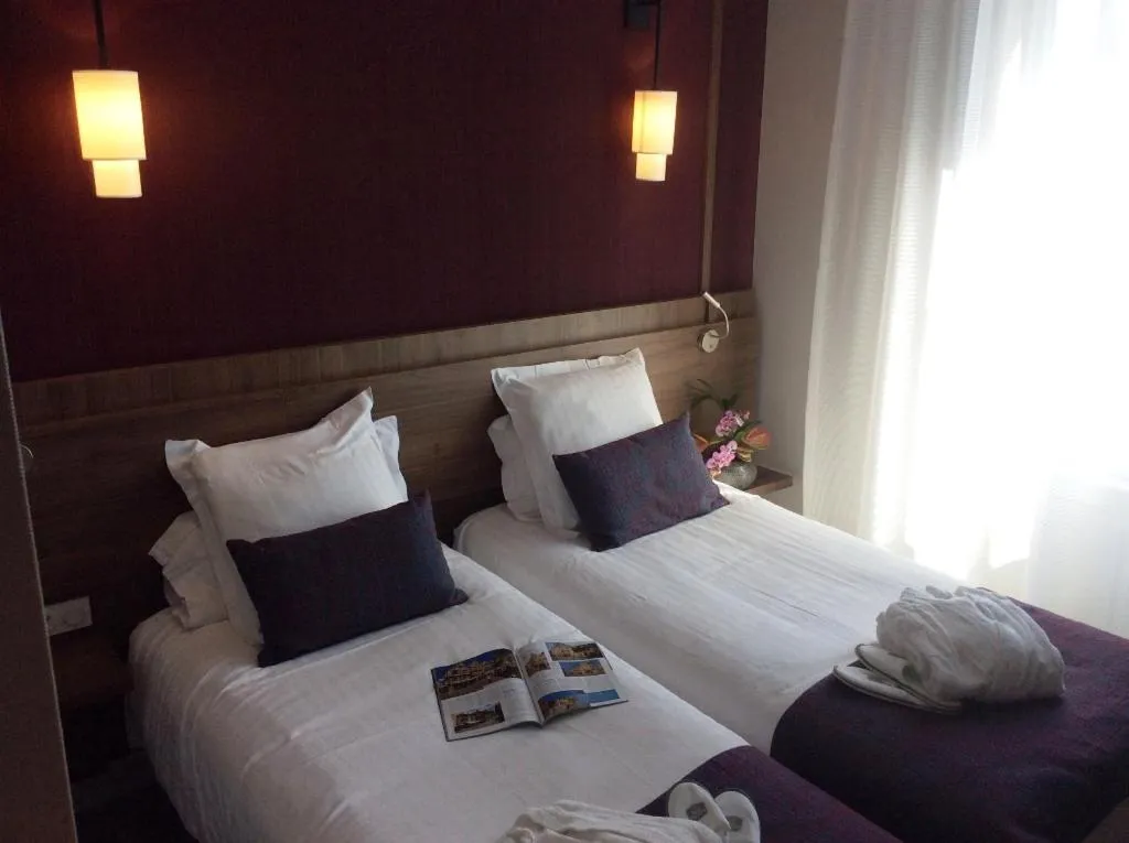 Bed in Best Western Le Duguesclin Hôtel-Restaurant