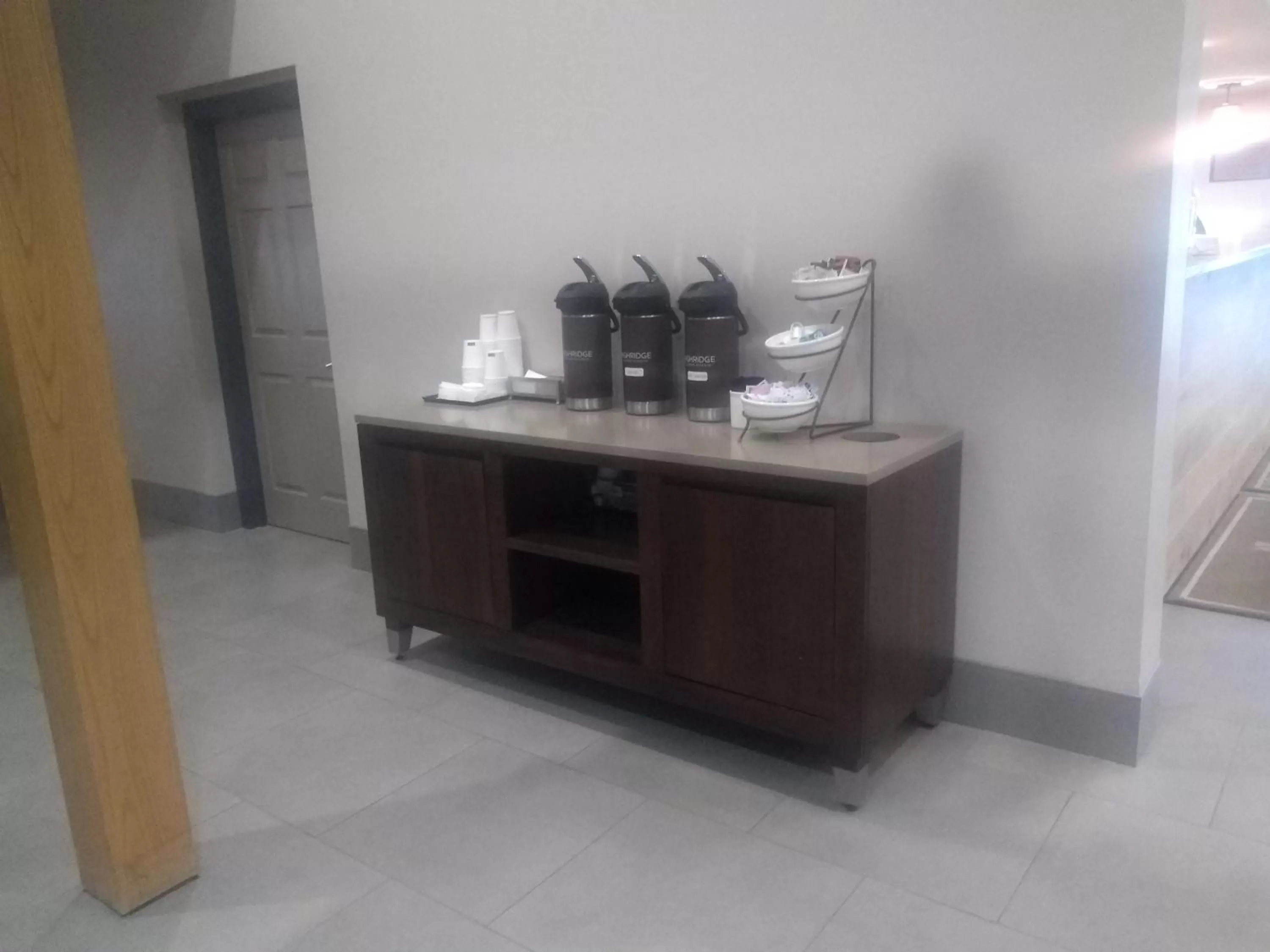 Coffee/tea facilities in Country Inn & Suites by Radisson, Kalamazoo, MI